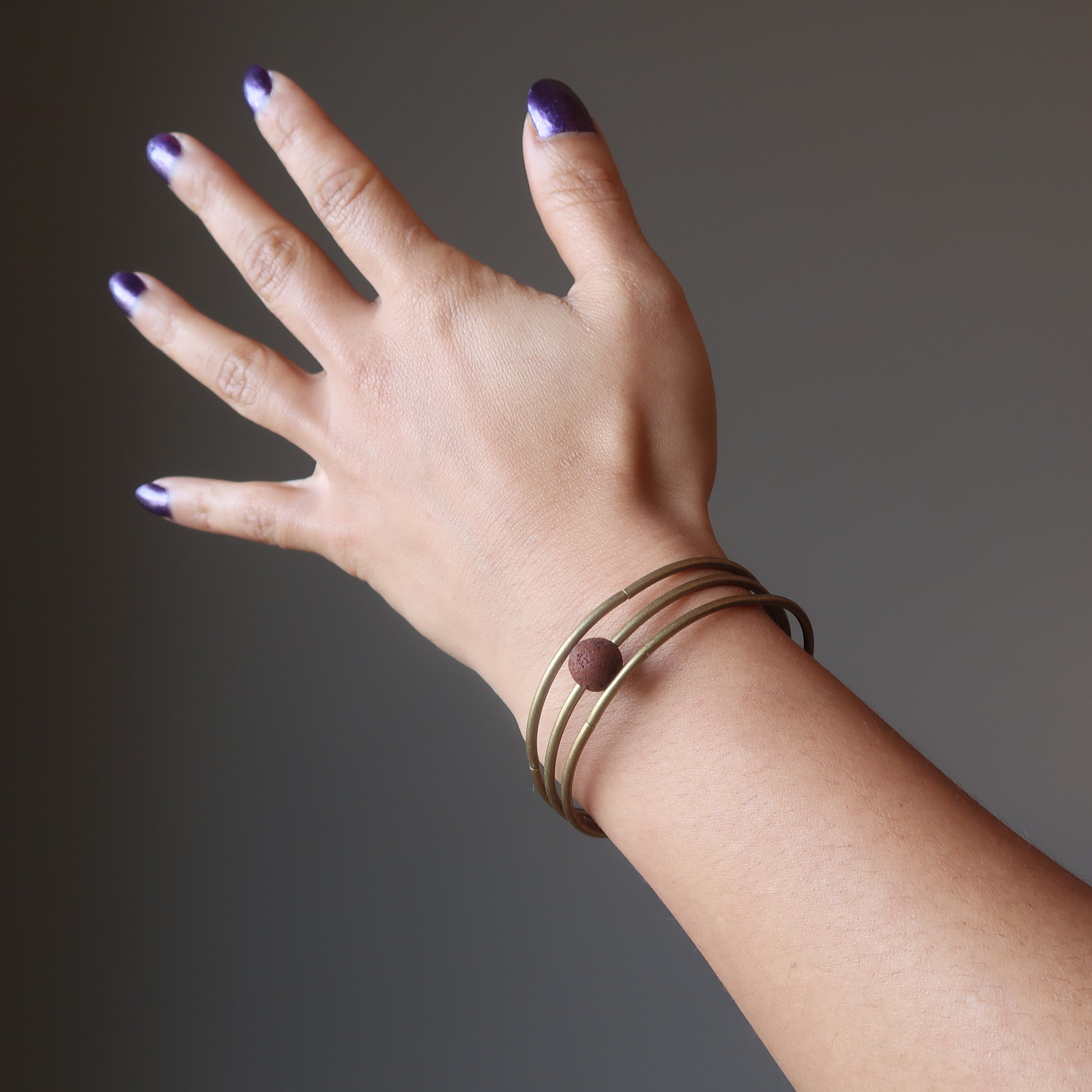 Bracelet en lave Magma rouge Cœur de la Terre sur fil à mémoire de forme