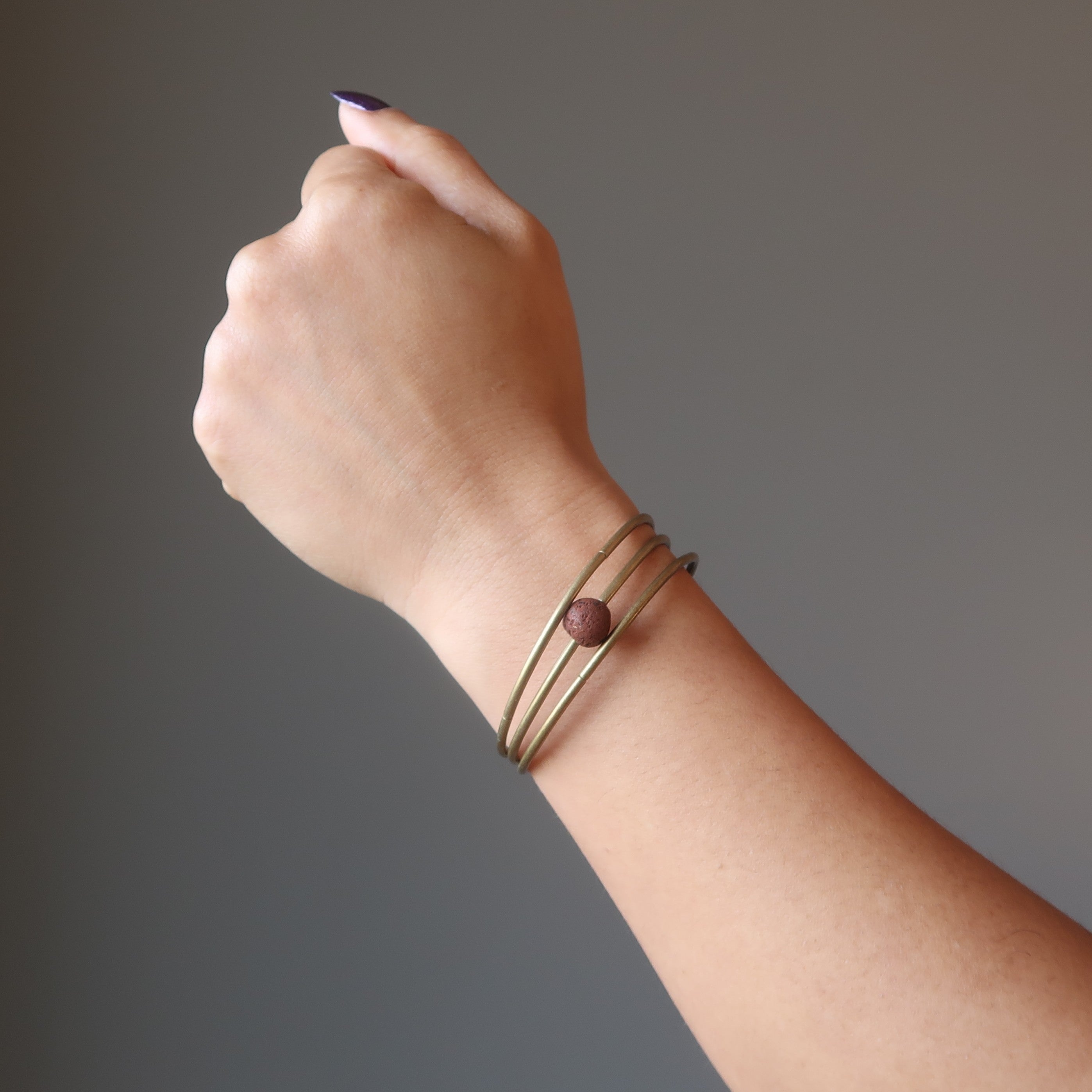 Bracelet en lave Magma rouge Cœur de la Terre sur fil à mémoire de forme