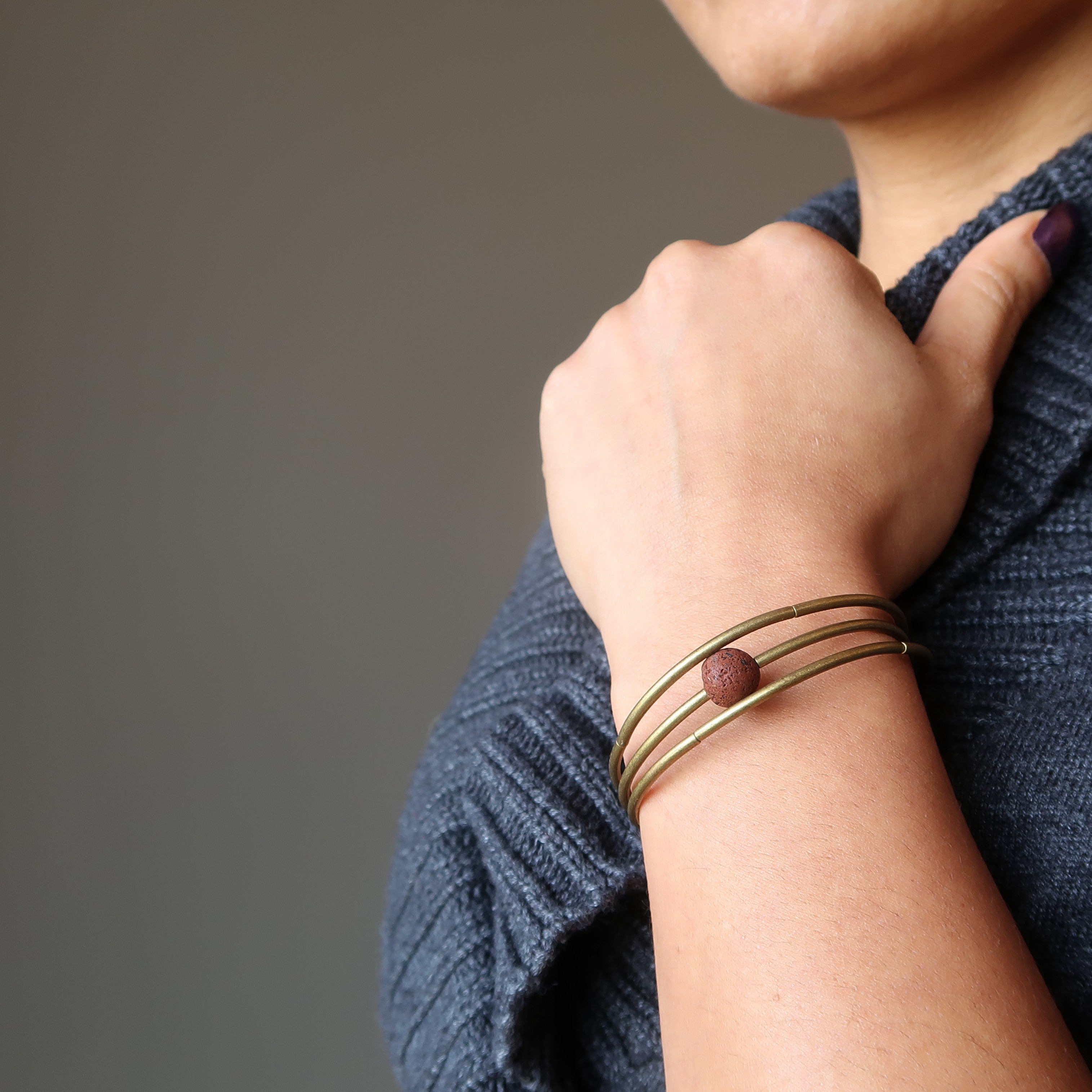 Bracelet en lave Magma rouge Cœur de la Terre sur fil à mémoire de forme