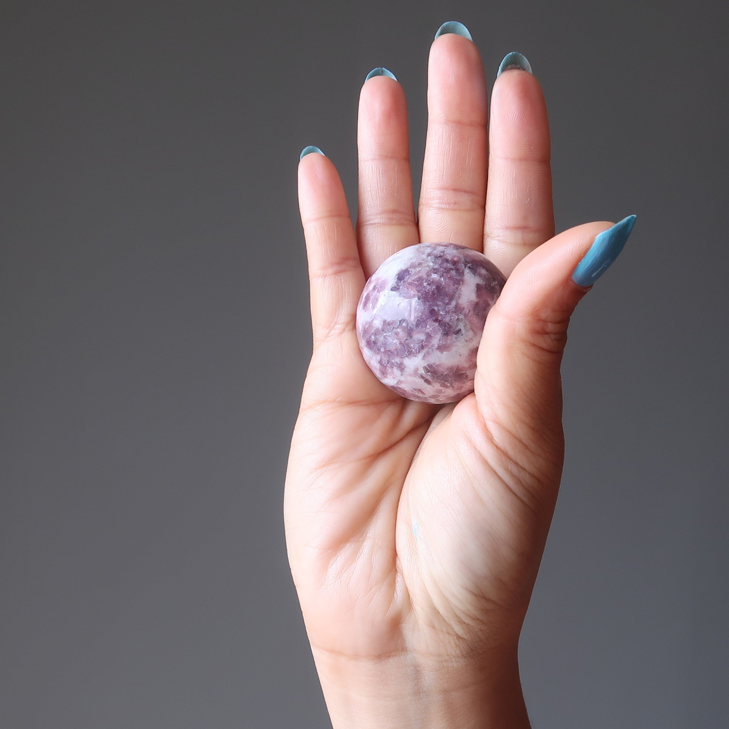 Sphère de lépidolite, boule de cristal de lumière lavande