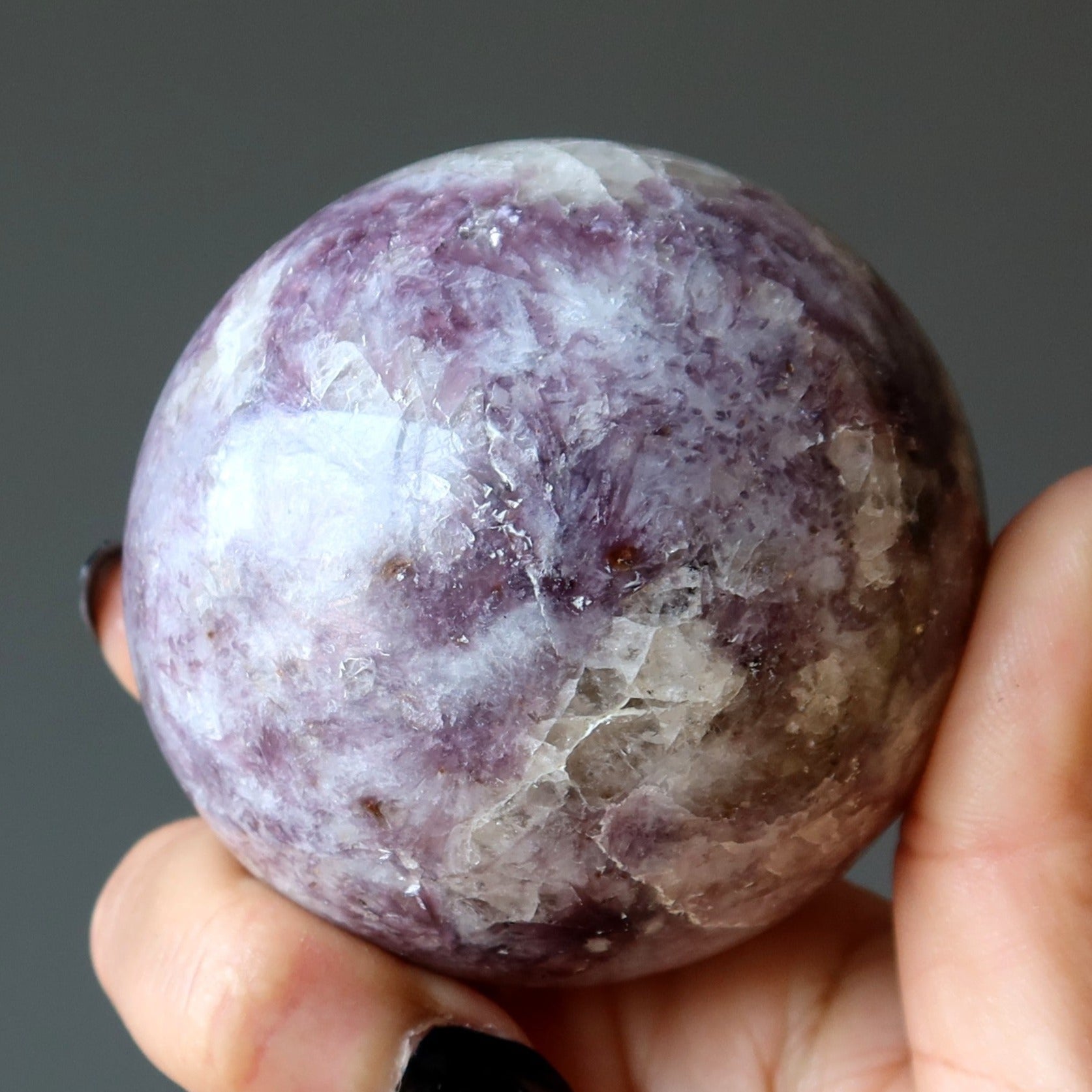 Sphère de lépidolite, boule de cristal de lumière lavande