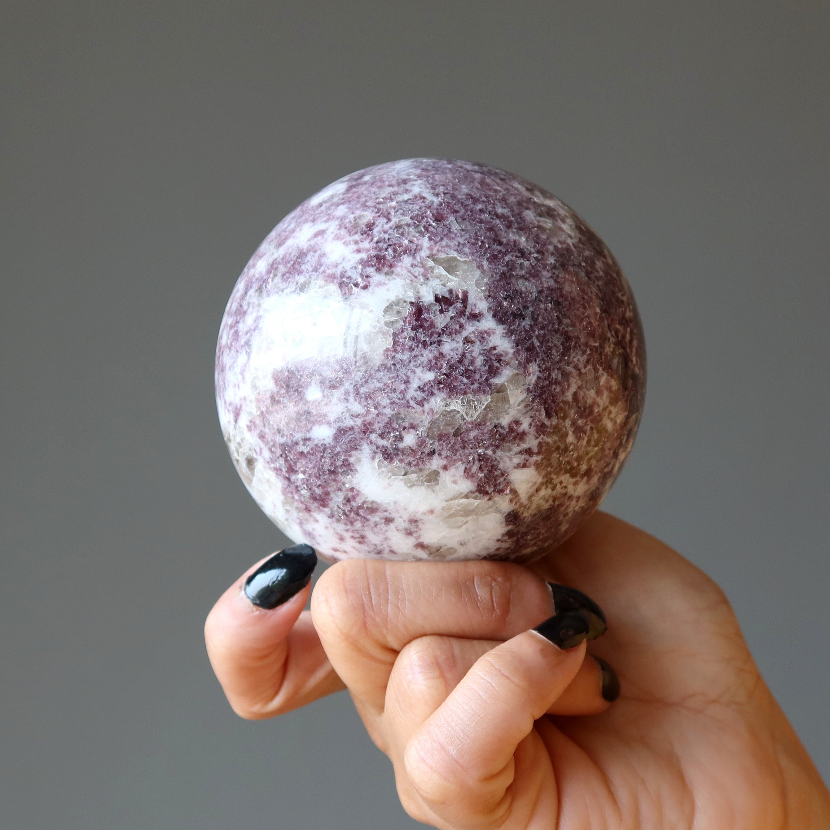 Sphère de lépidolite, boule de cristal de lumière lavande