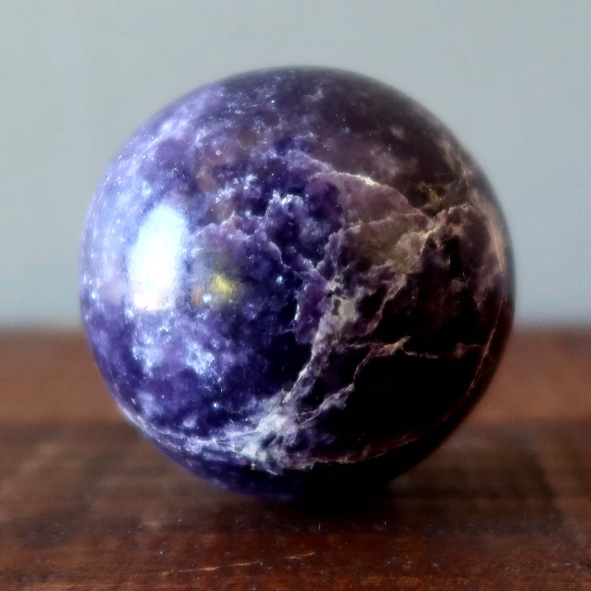 Sphère de lépidolite violet foncé intense en cristal