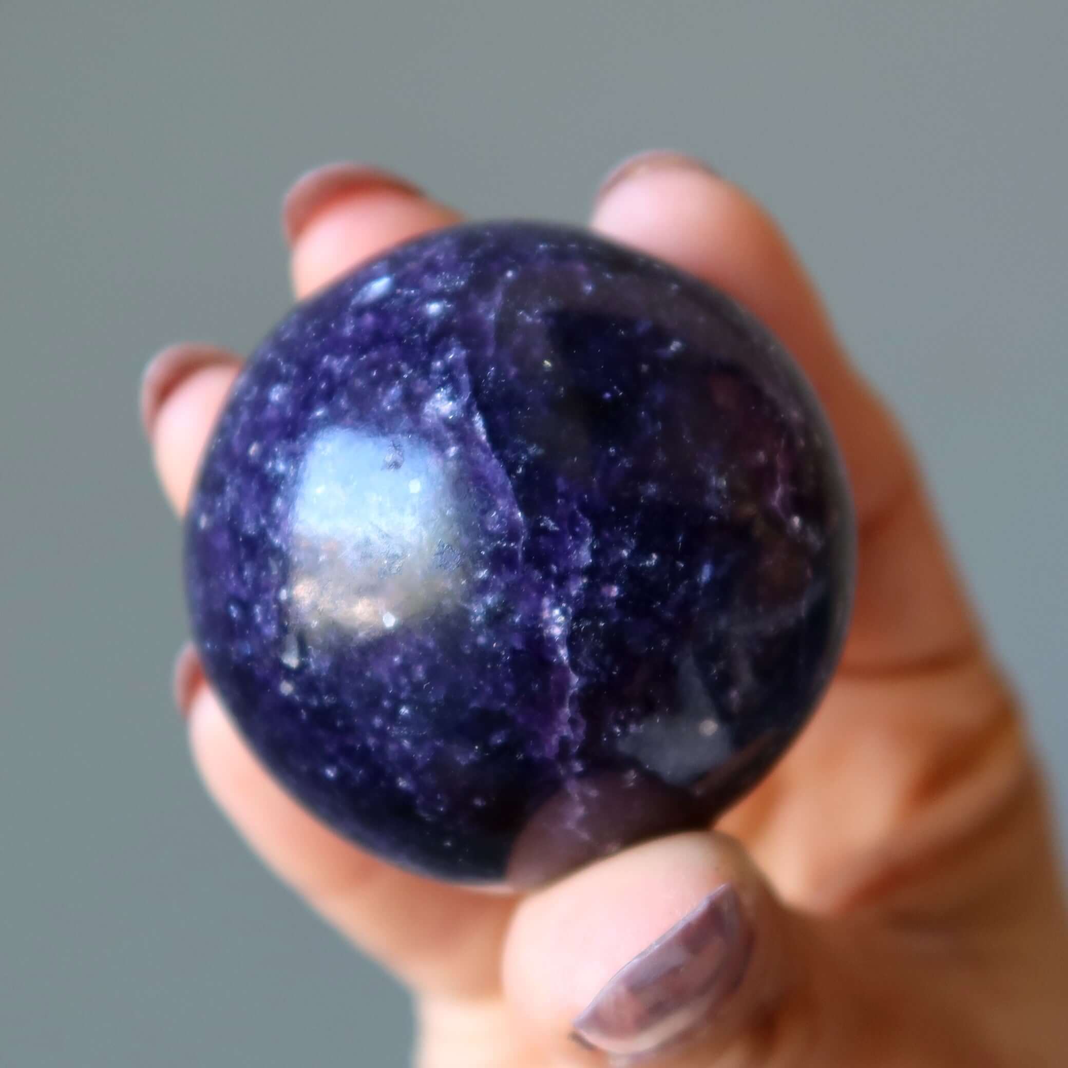 Sphère de lépidolite violet foncé intense en cristal