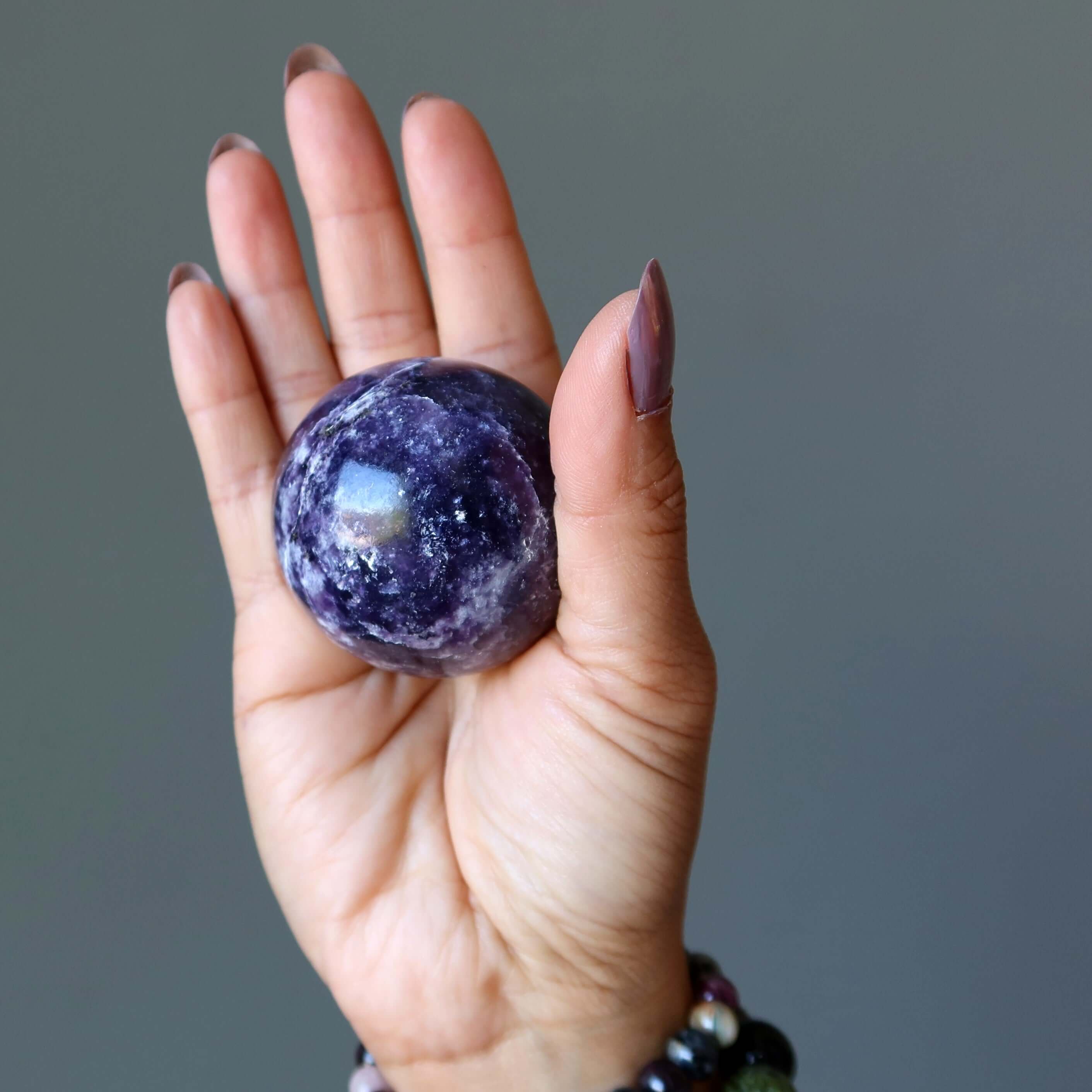 Sphère de lépidolite violet foncé intense en cristal