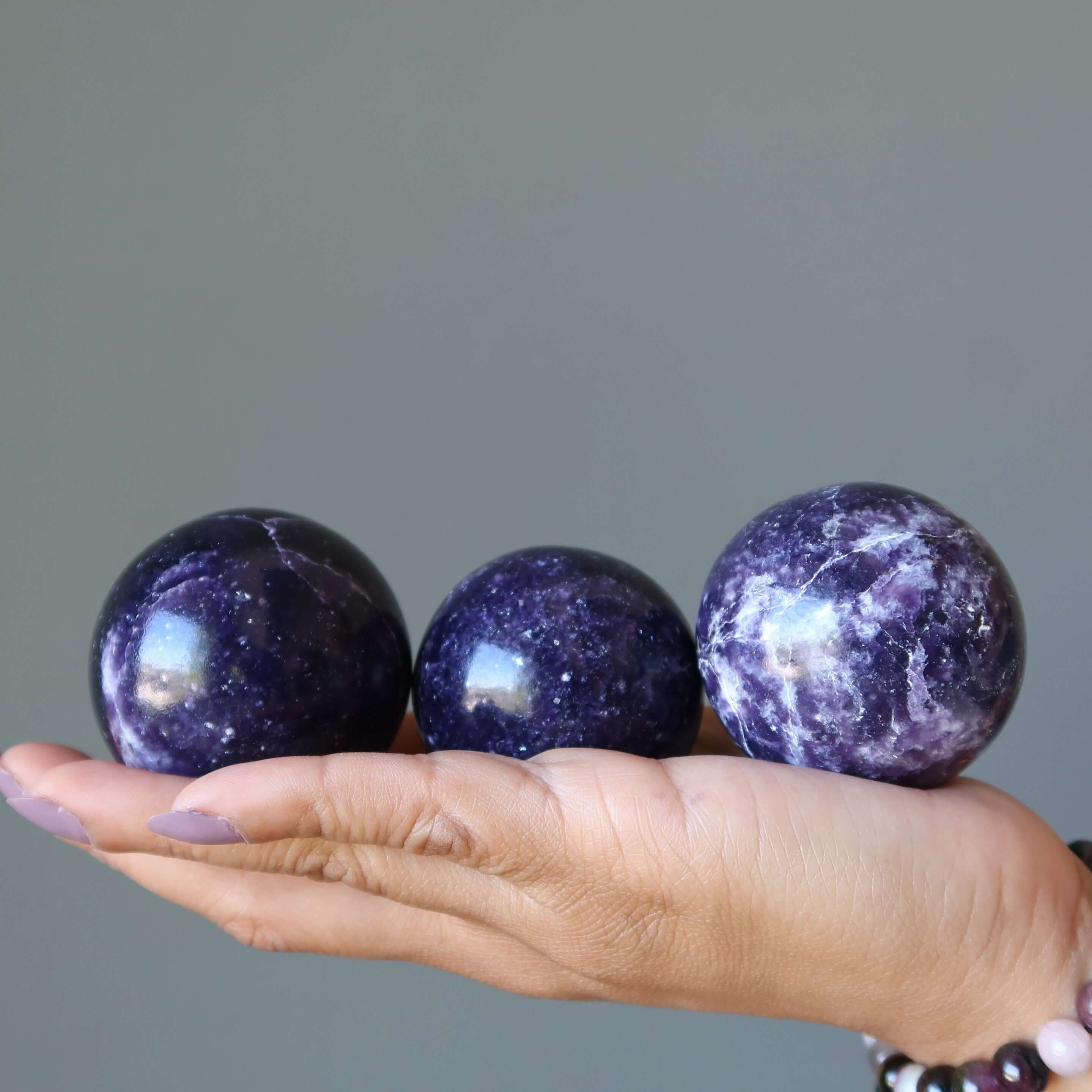Sphère de lépidolite violet foncé intense en cristal