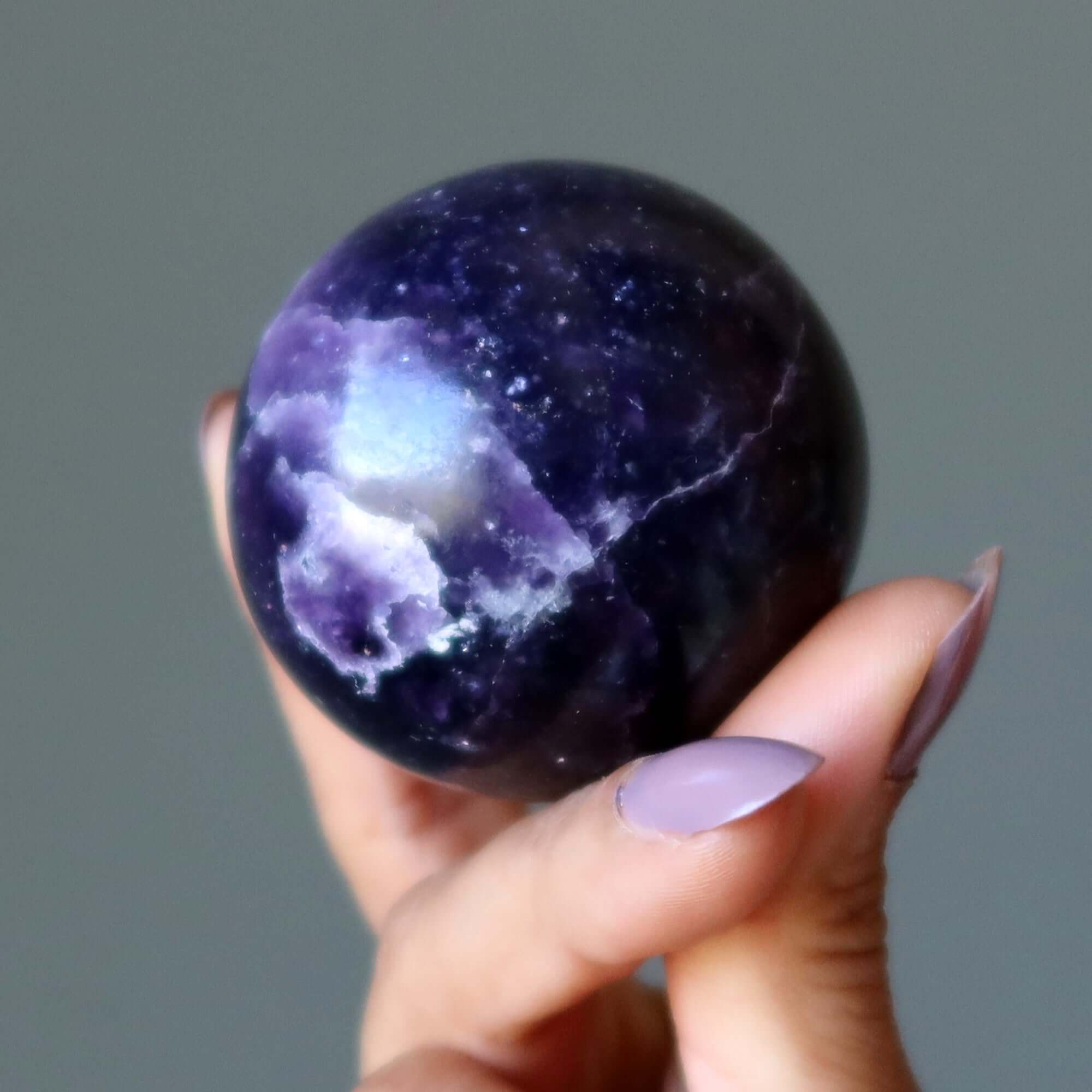 Sphère de lépidolite violet foncé intense en cristal