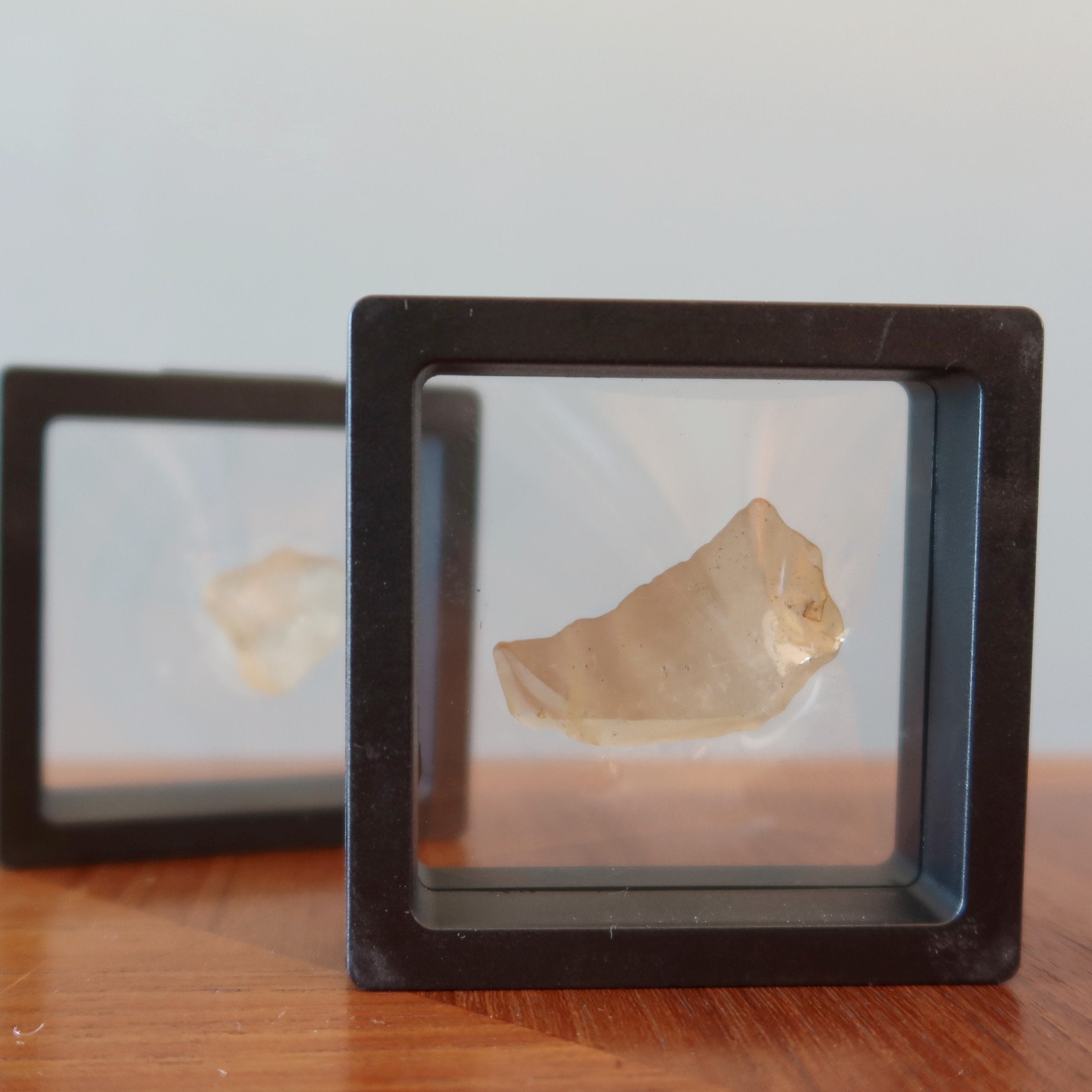 Display Case Black Floating Suspension for Gem and Jewelry