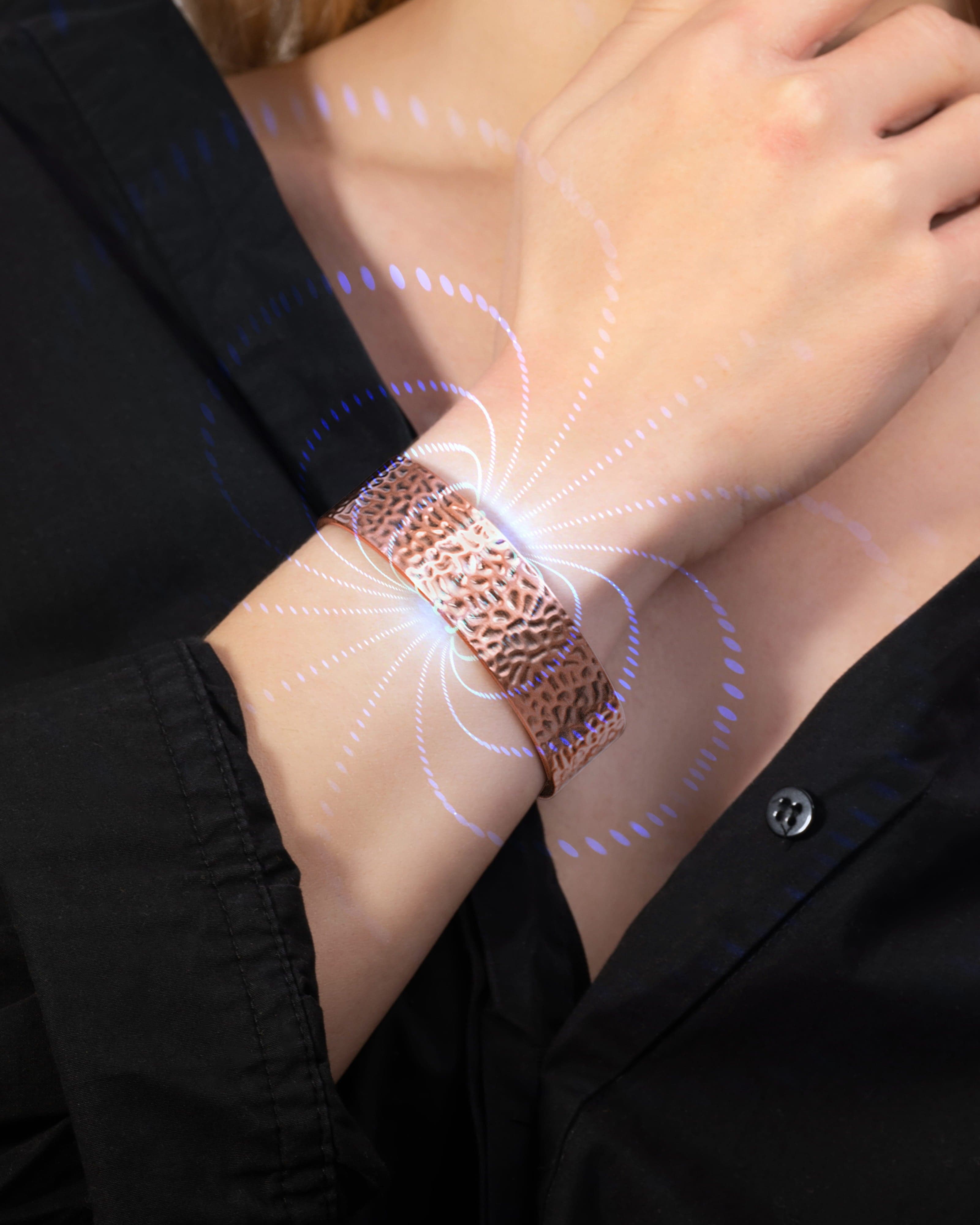 Magnetarmband mit Mega-Stärke, breite gehämmerten Kupfermanschette