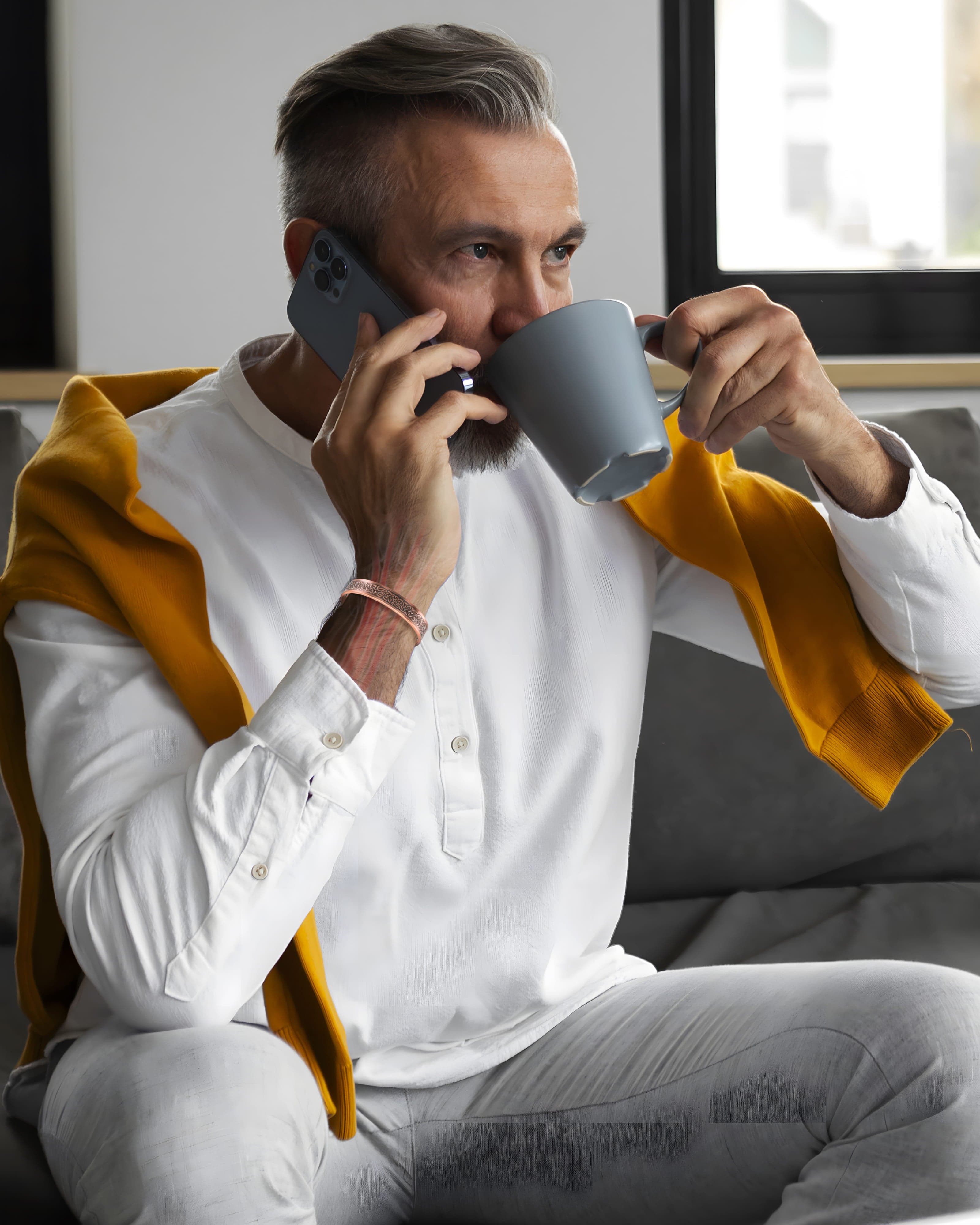 Bracelet manchette magnétique en cuivre martelé avec nœud et bouclier pour homme