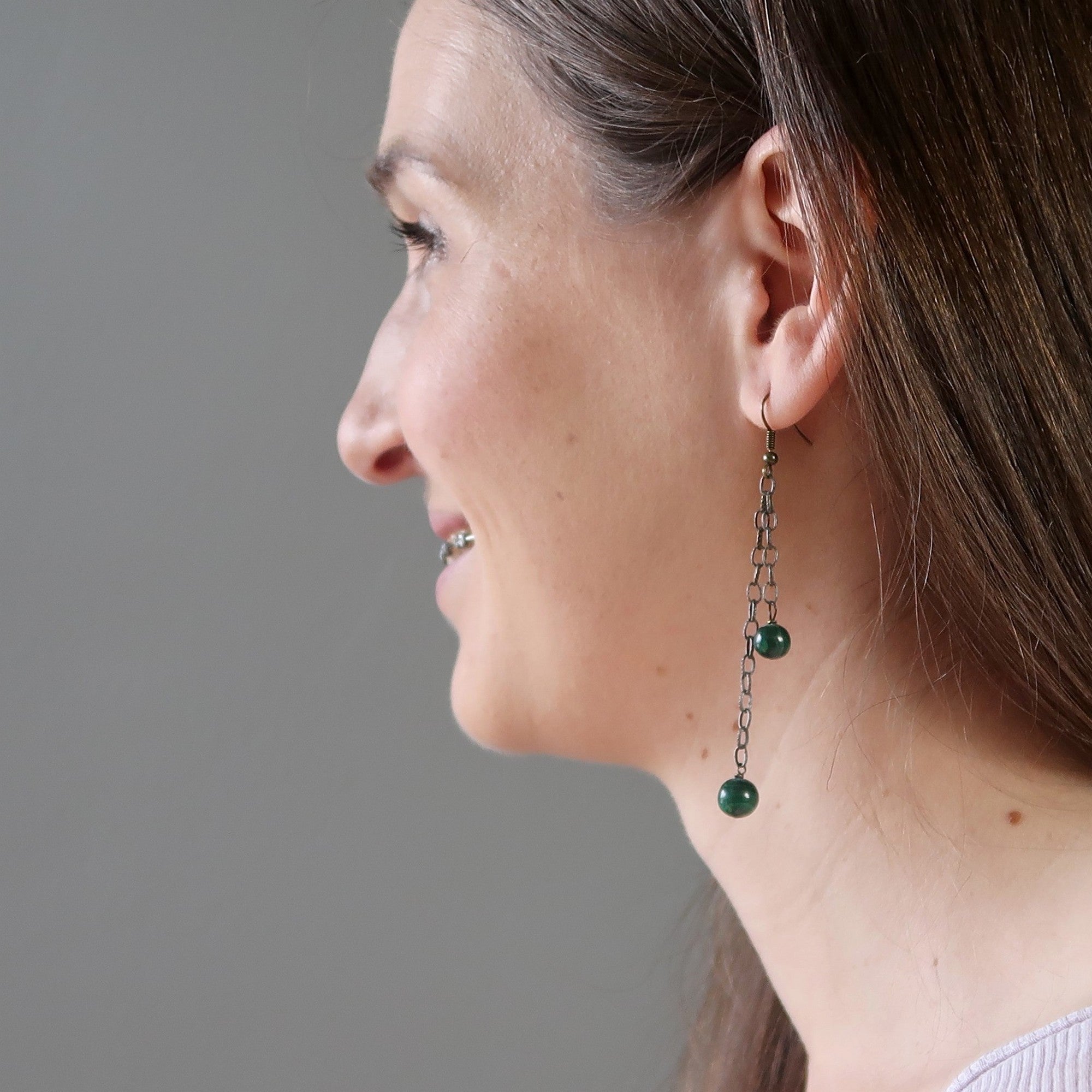 Boucles d'oreilles malachite Double Trouble longue chaîne