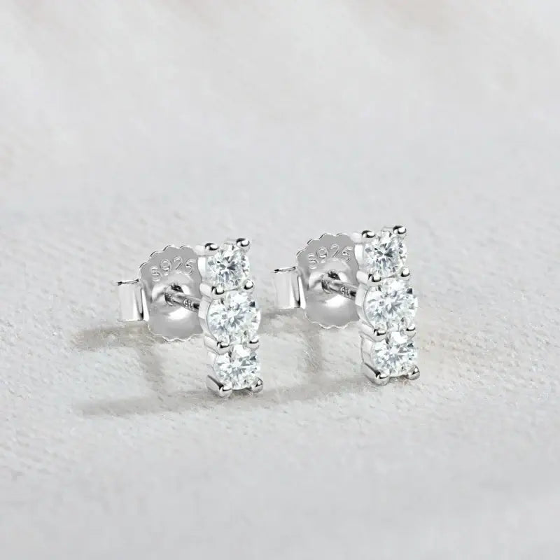 Boucles d'oreilles clous en moissanite, mini-clous d'oreilles montantes incurvées en argent sterling 925 pour femmes