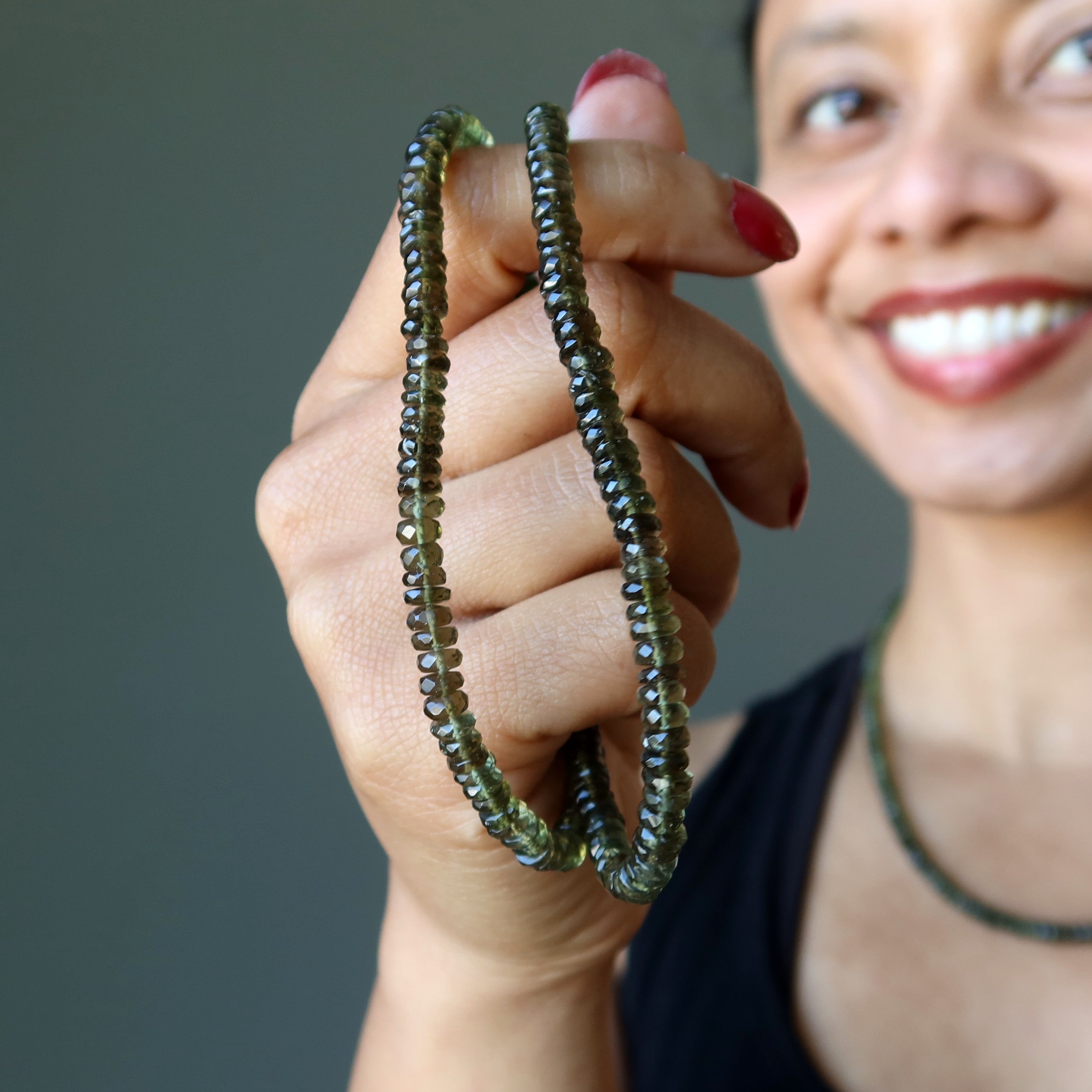 Collier en moldavite Reine de la Galaxie Pierres précieuses royales à facettes