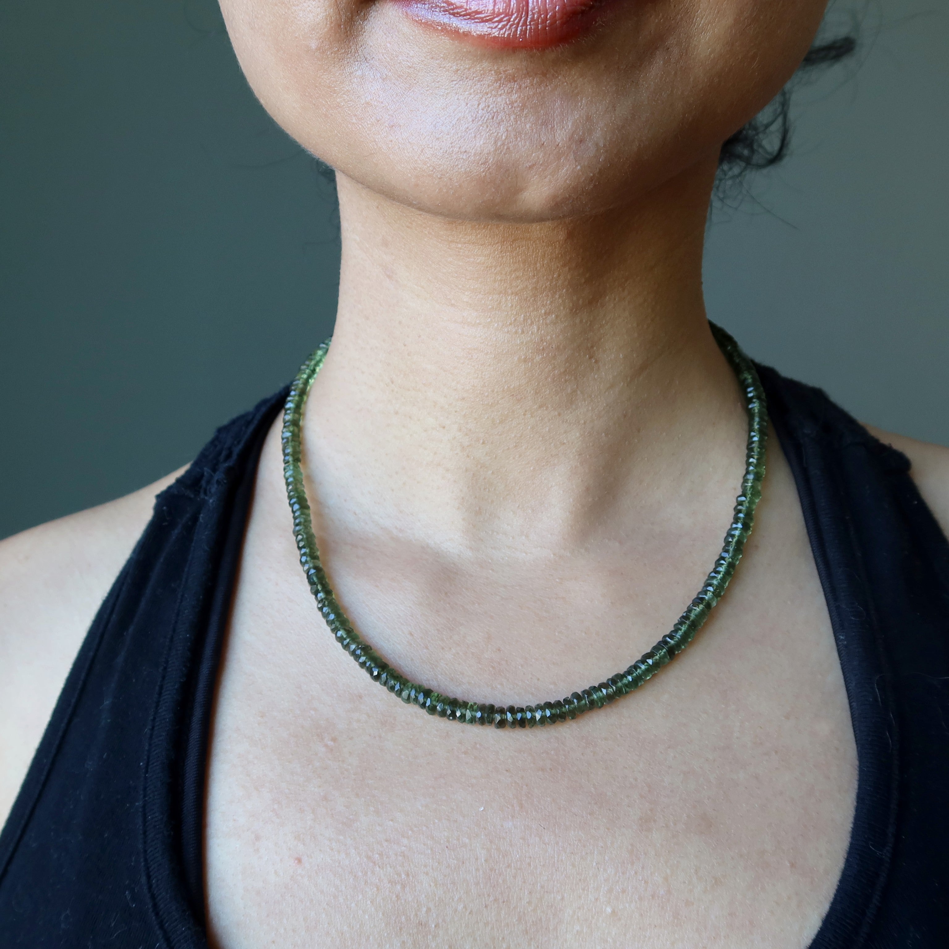 Collier en moldavite Reine de la Galaxie Pierres précieuses royales à facettes