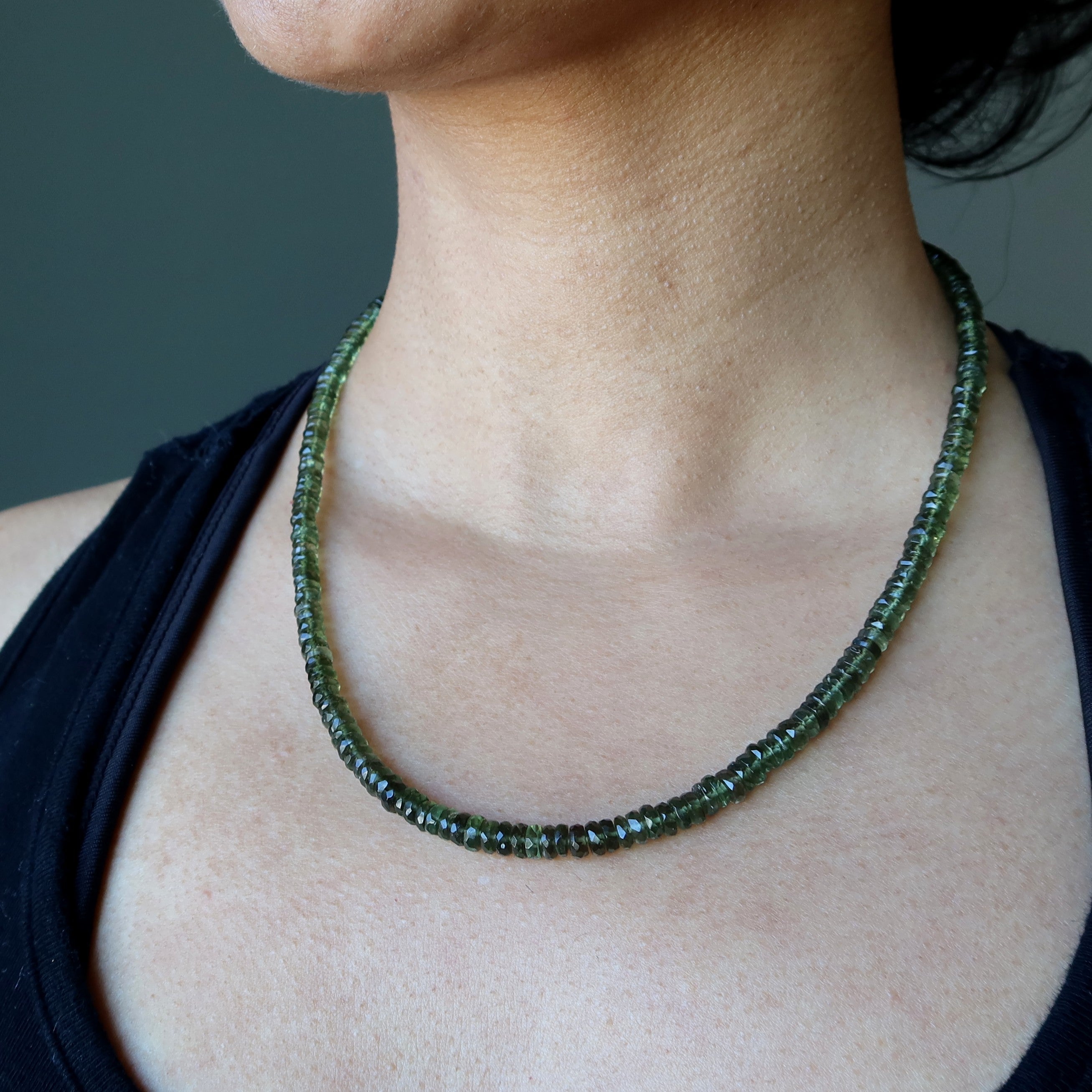 Collier en moldavite Reine de la Galaxie Pierres précieuses royales à facettes