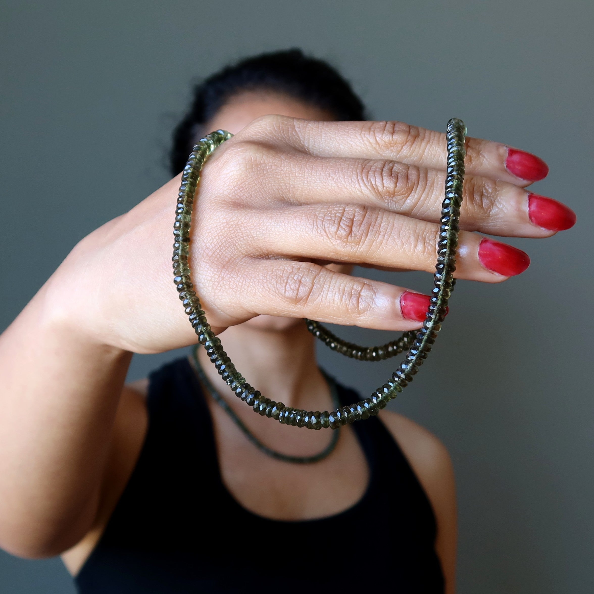 Collier en moldavite Reine de la Galaxie Pierres précieuses royales à facettes