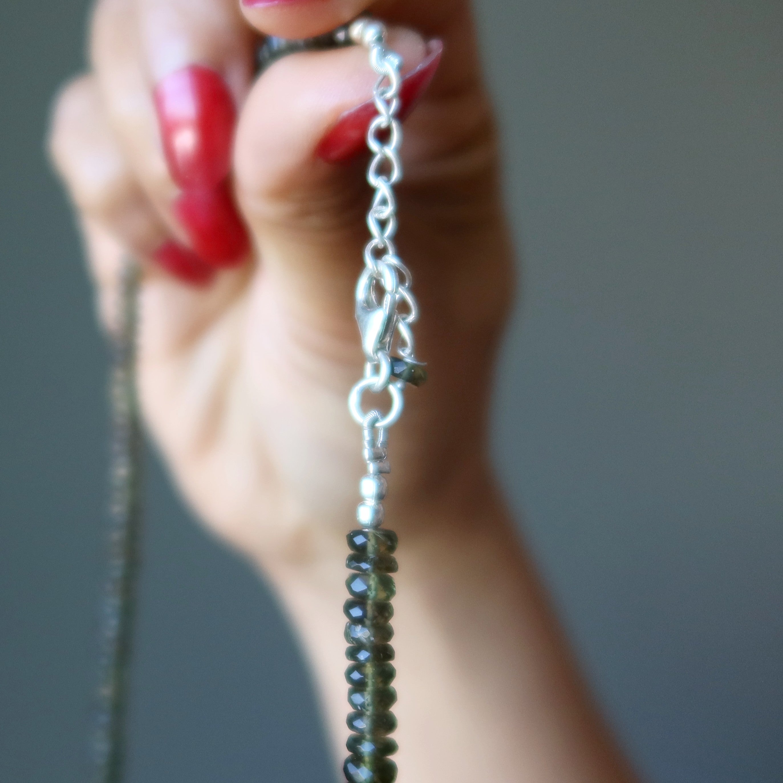 Collier en moldavite Reine de la Galaxie Pierres précieuses royales à facettes