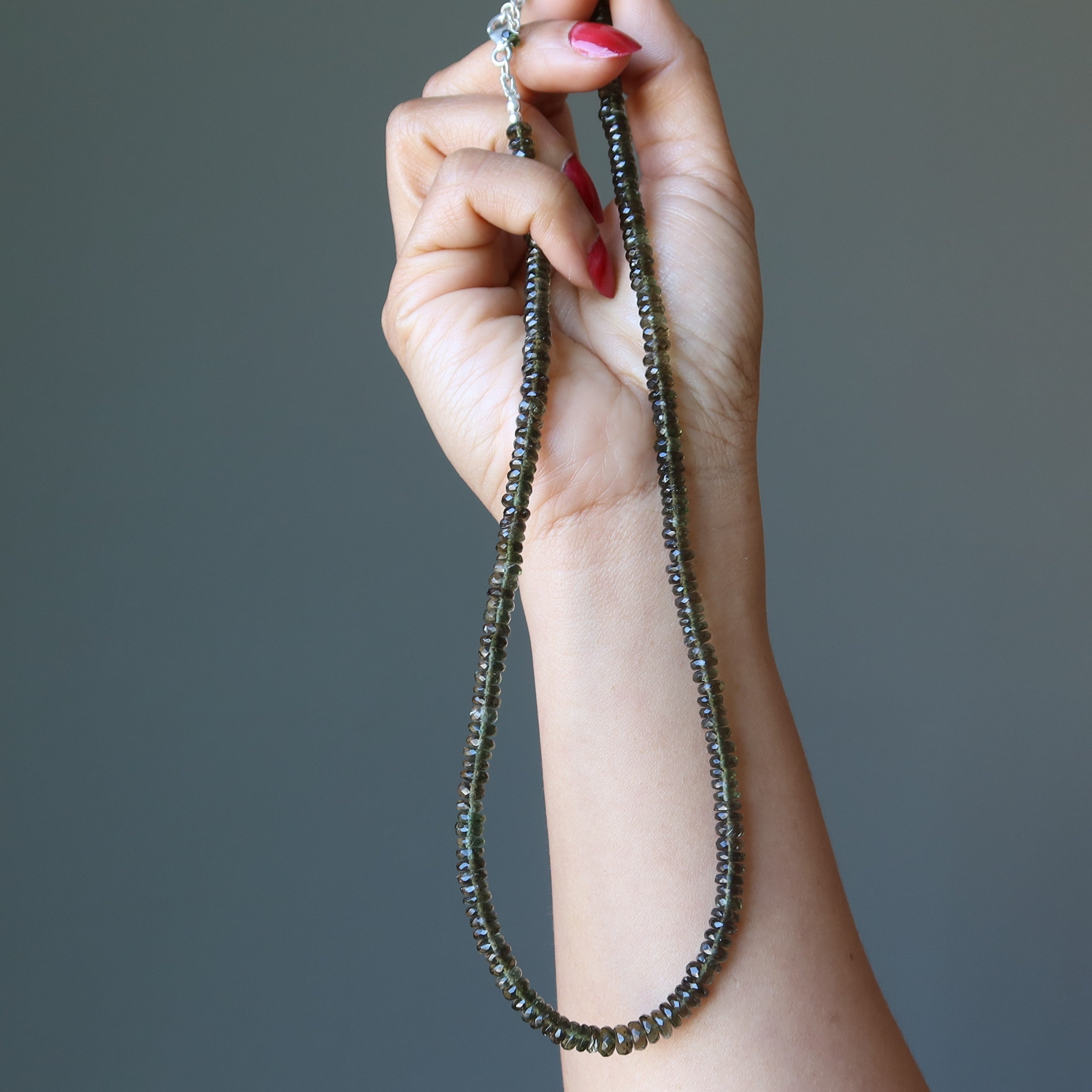 Collier en moldavite Reine de la Galaxie Pierres précieuses royales à facettes