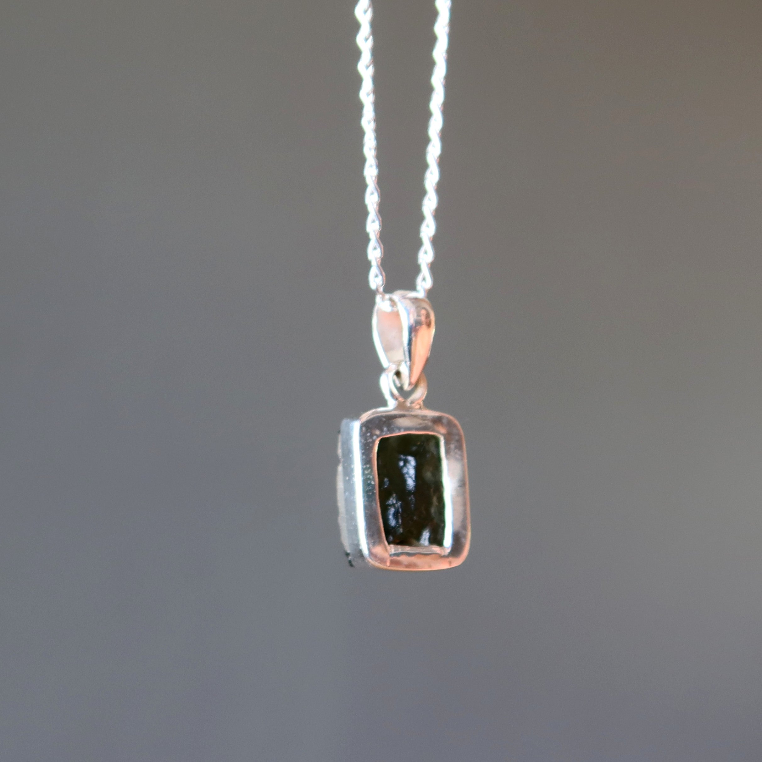 Collier moldavite fenêtre cosmique argent sterling gemme