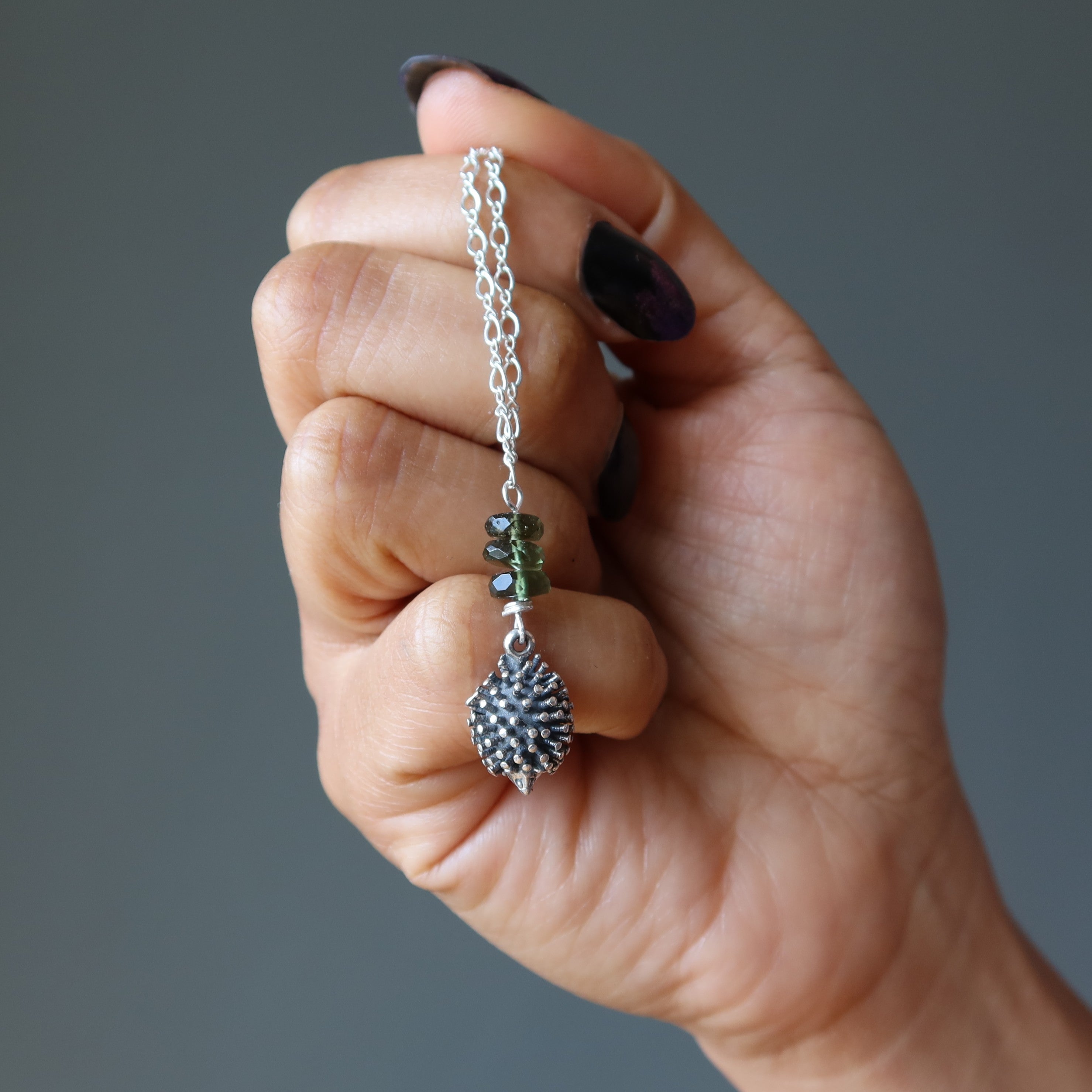 Moldavit-Halskette Freundlicher Igel Sterlingsilber