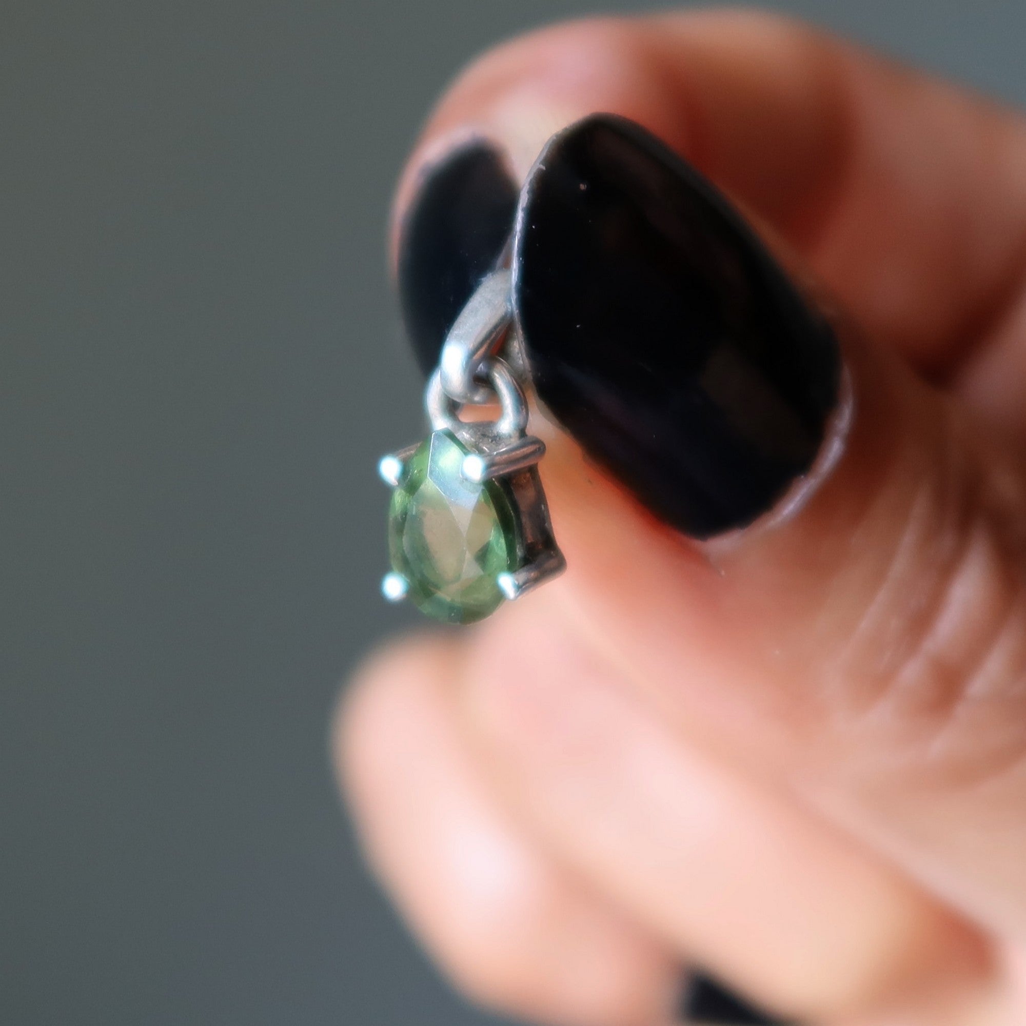 Moldavit-Anhänger Galaktisches Grün Birne Sterling Silber