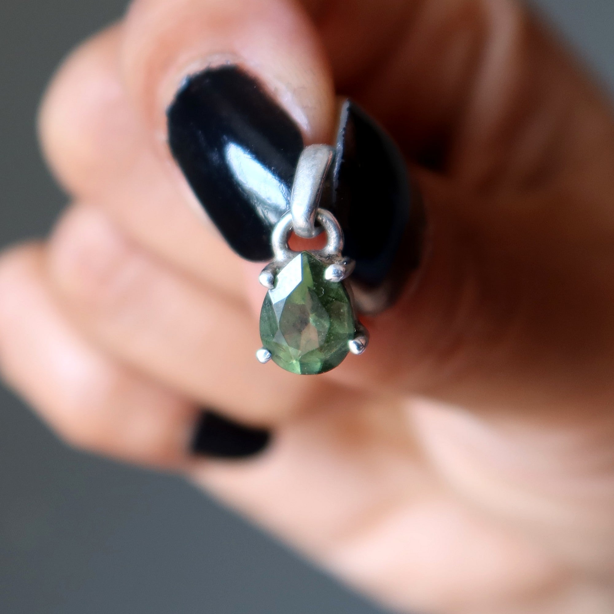 Moldavit-Anhänger Galaktisches Grün Birne Sterling Silber