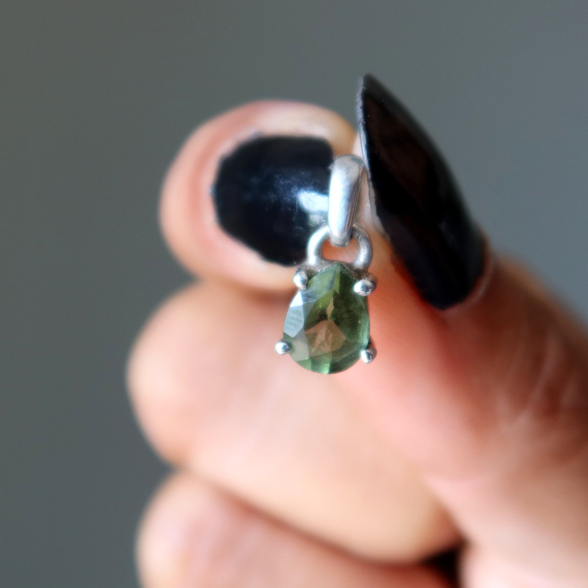 Moldavit-Anhänger Galaktisches Grün Birne Sterling Silber