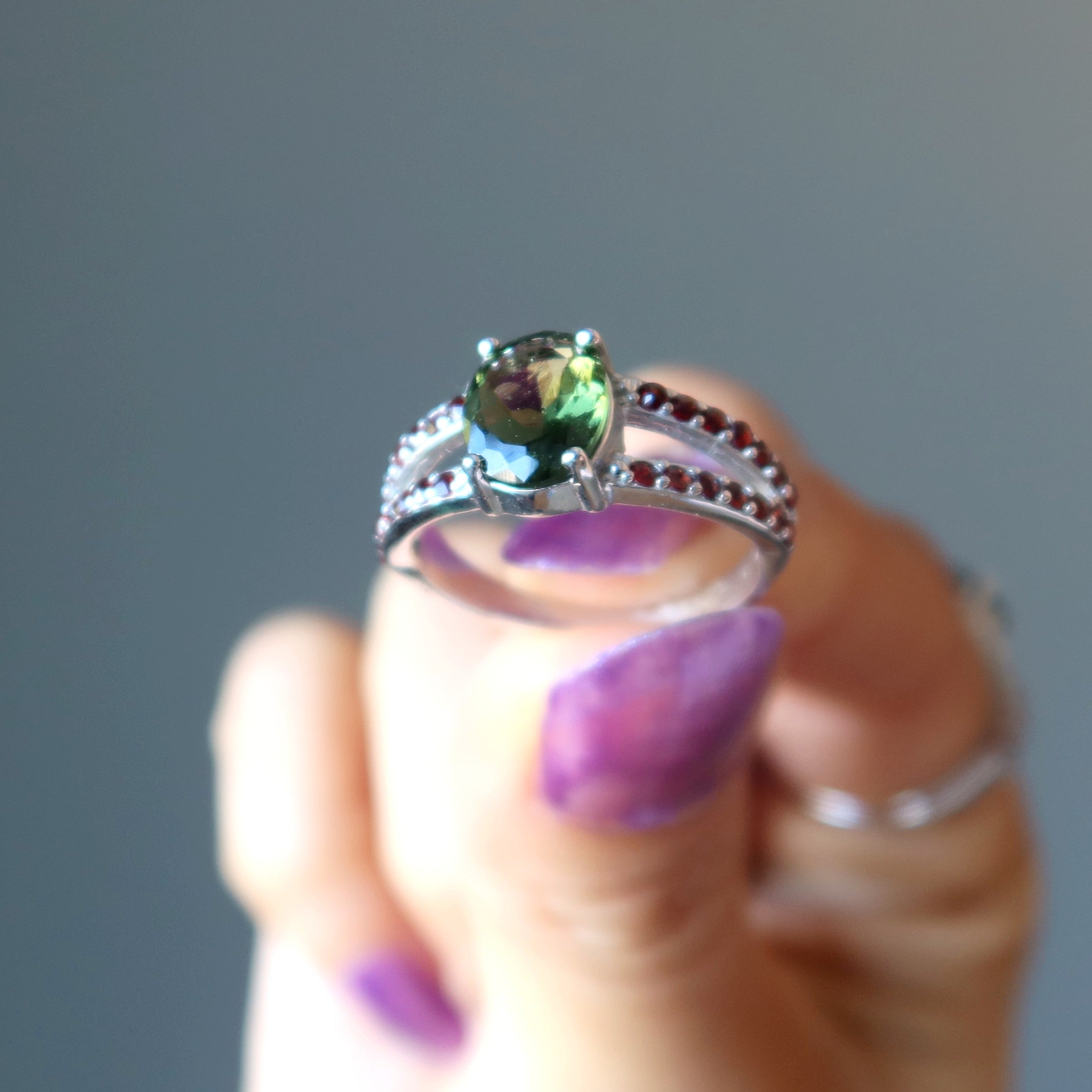 Moldavit Ring mit feuerrotem Granat aus Sterlingsilber
