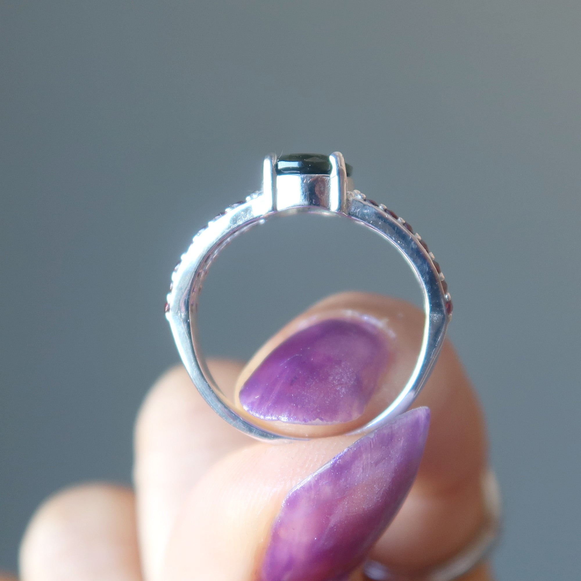 Moldavit Ring mit feuerrotem Granat aus Sterlingsilber