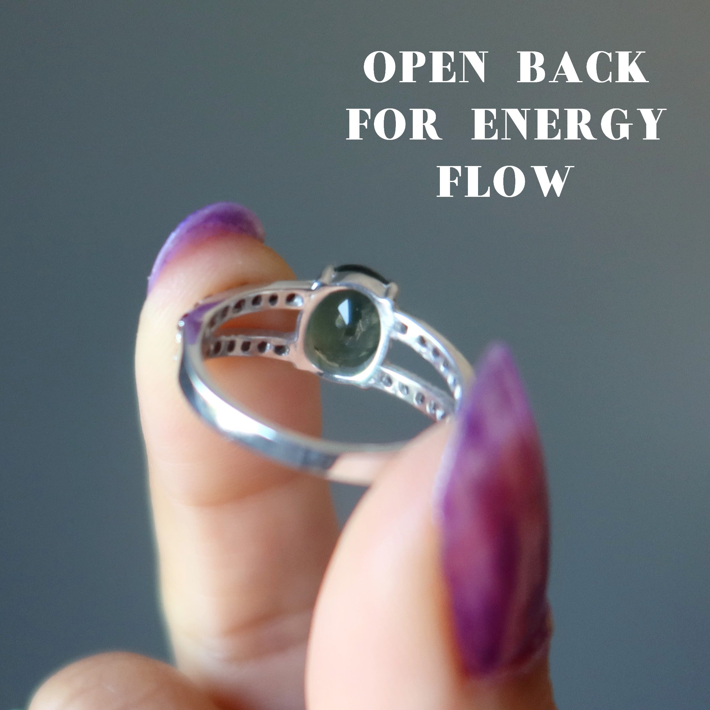 Moldavit Ring mit feuerrotem Granat aus Sterlingsilber