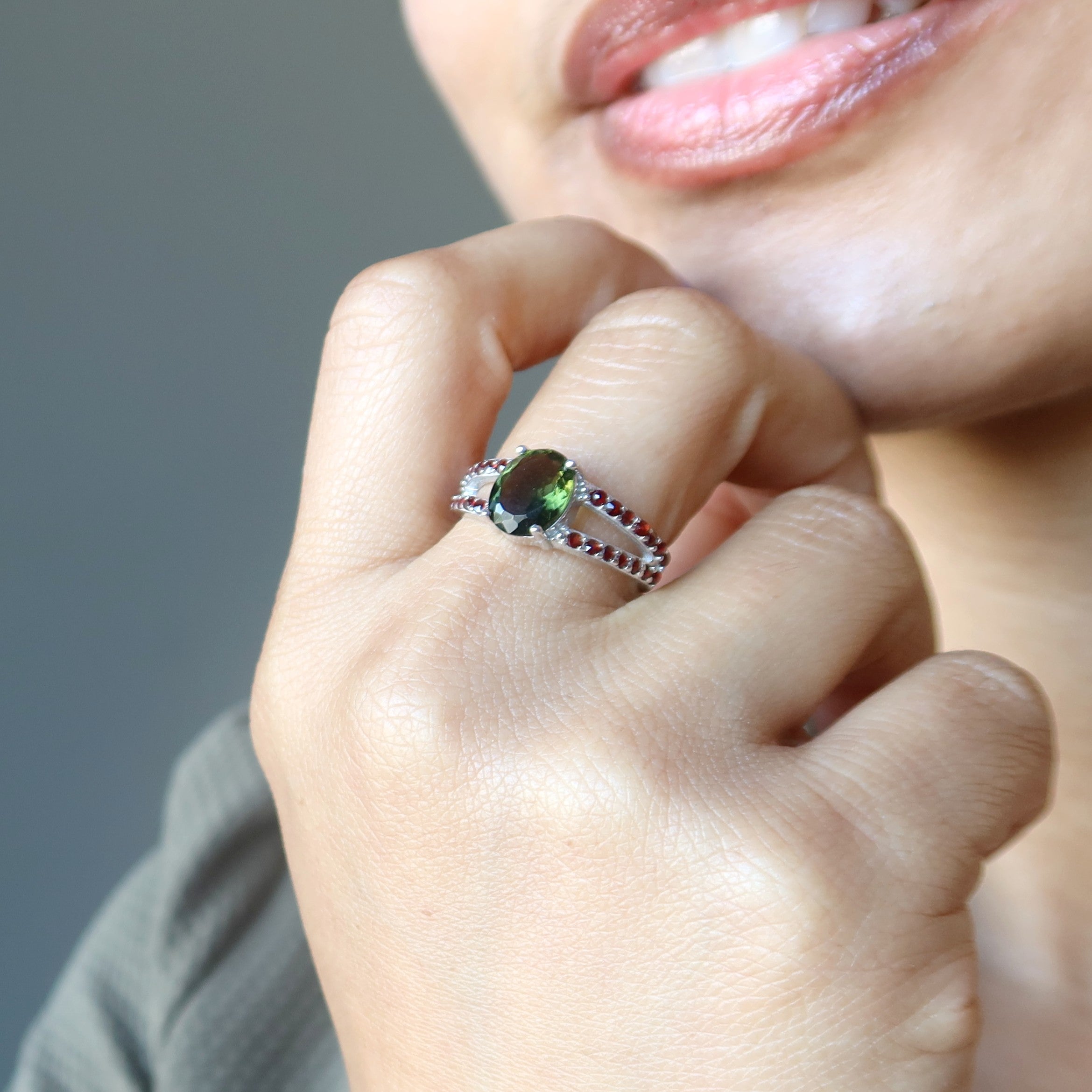 Moldavit Ring mit feuerrotem Granat aus Sterlingsilber