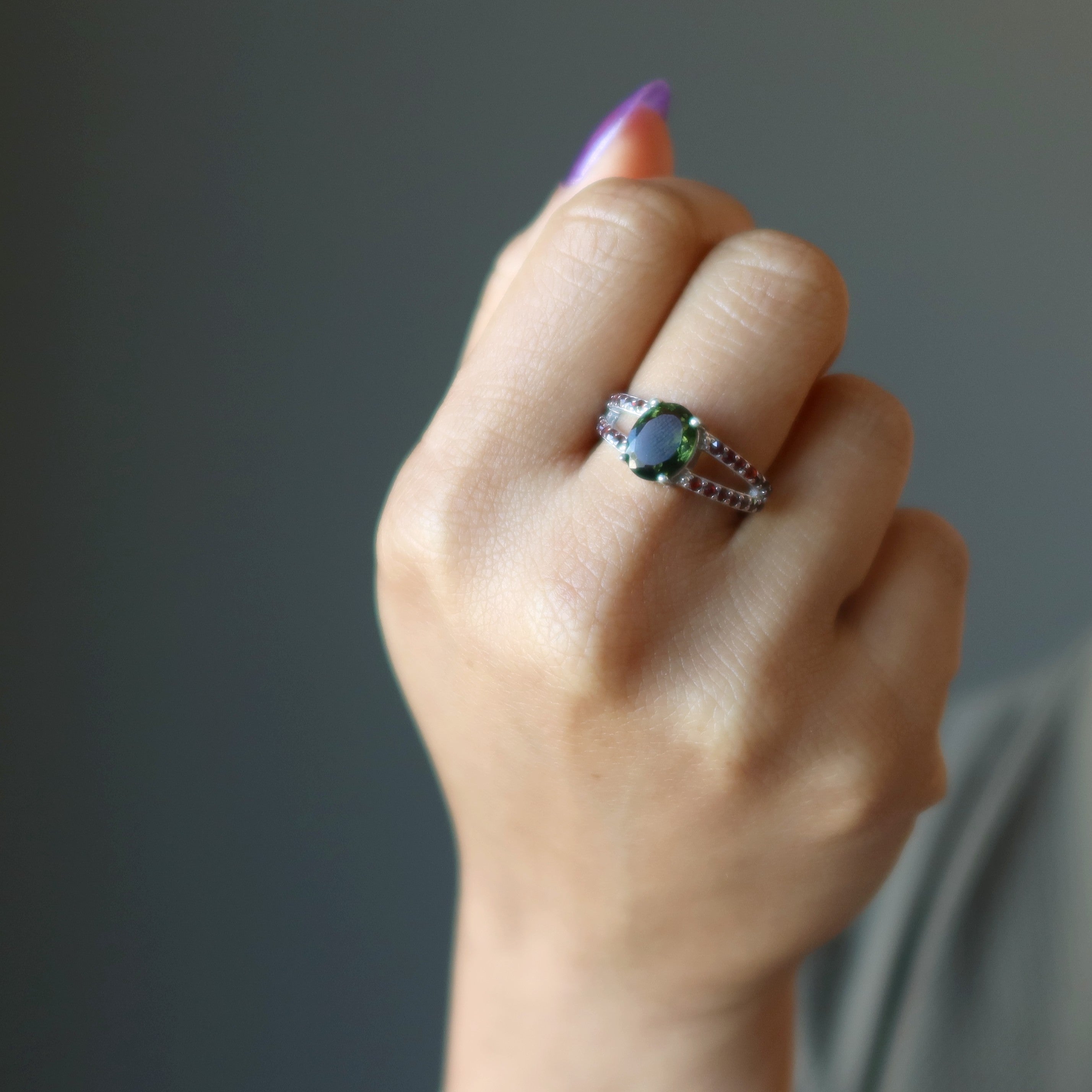 Moldavit Ring mit feuerrotem Granat aus Sterlingsilber