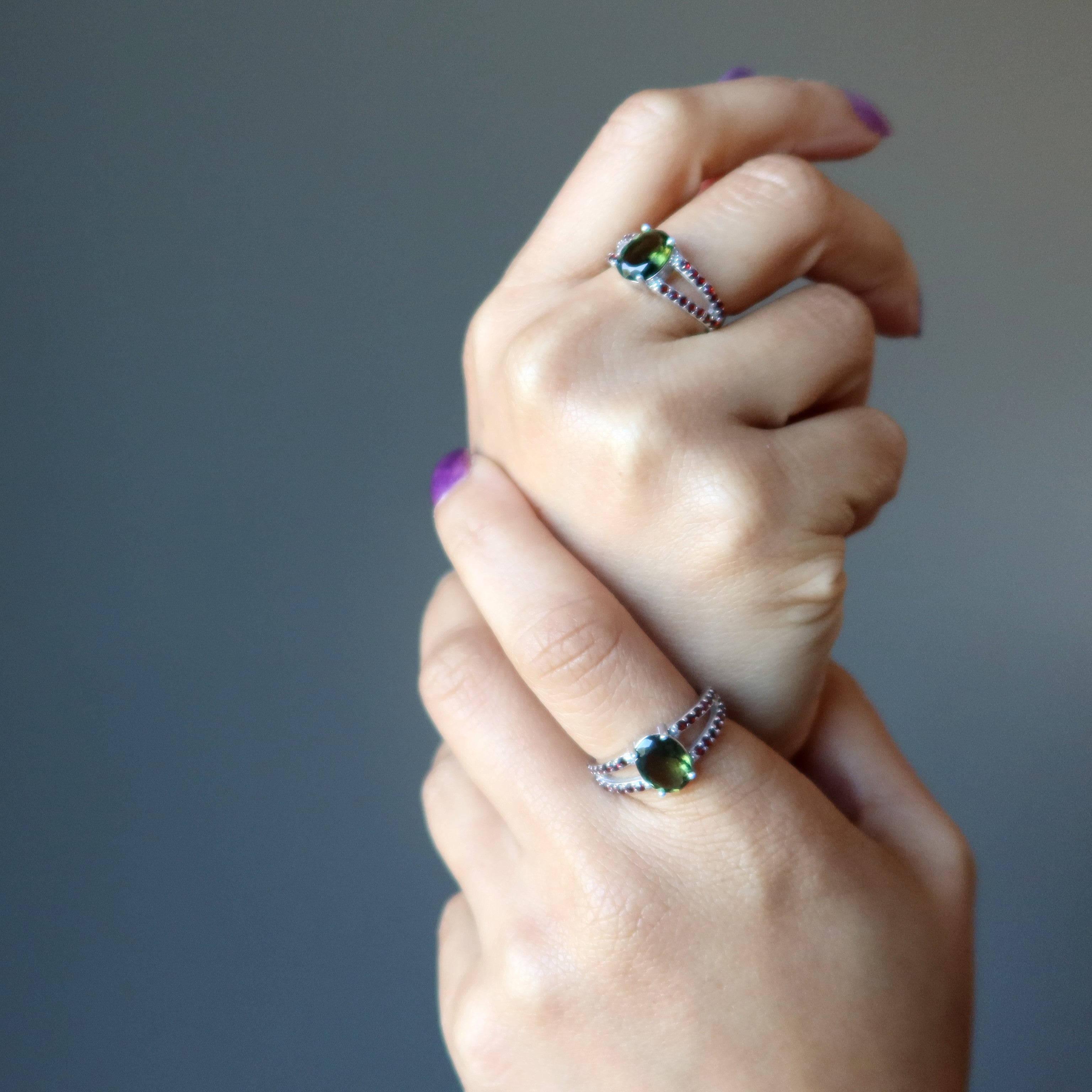 Moldavit Ring mit feuerrotem Granat aus Sterlingsilber
