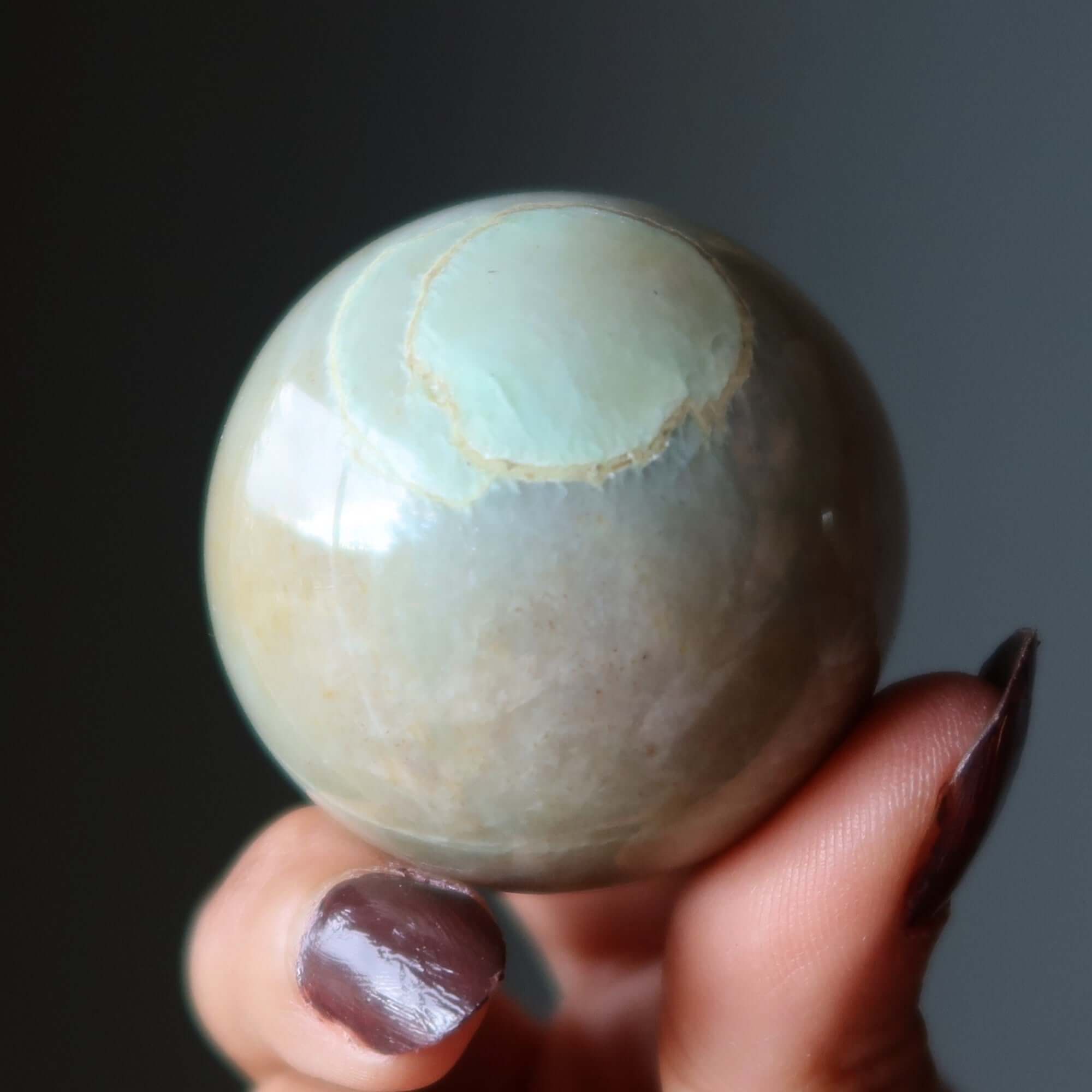 Sphère en pierre de lune crème, boule de cristal, guerrier blessé