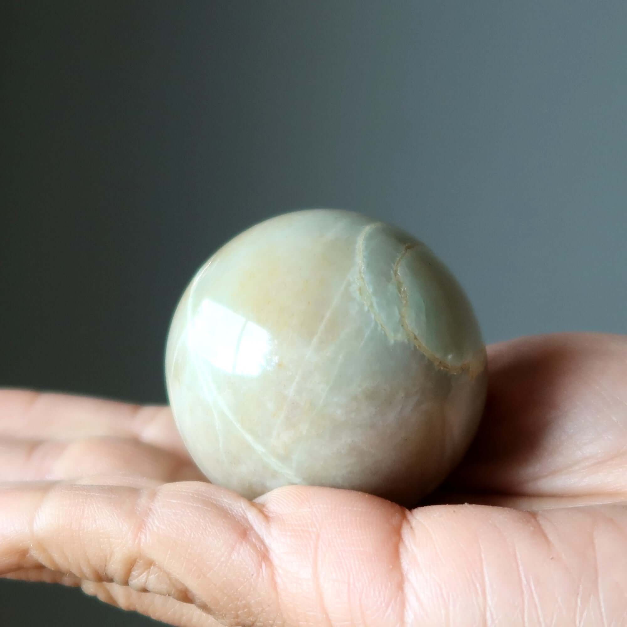 Sphère en pierre de lune crème, boule de cristal, guerrier blessé