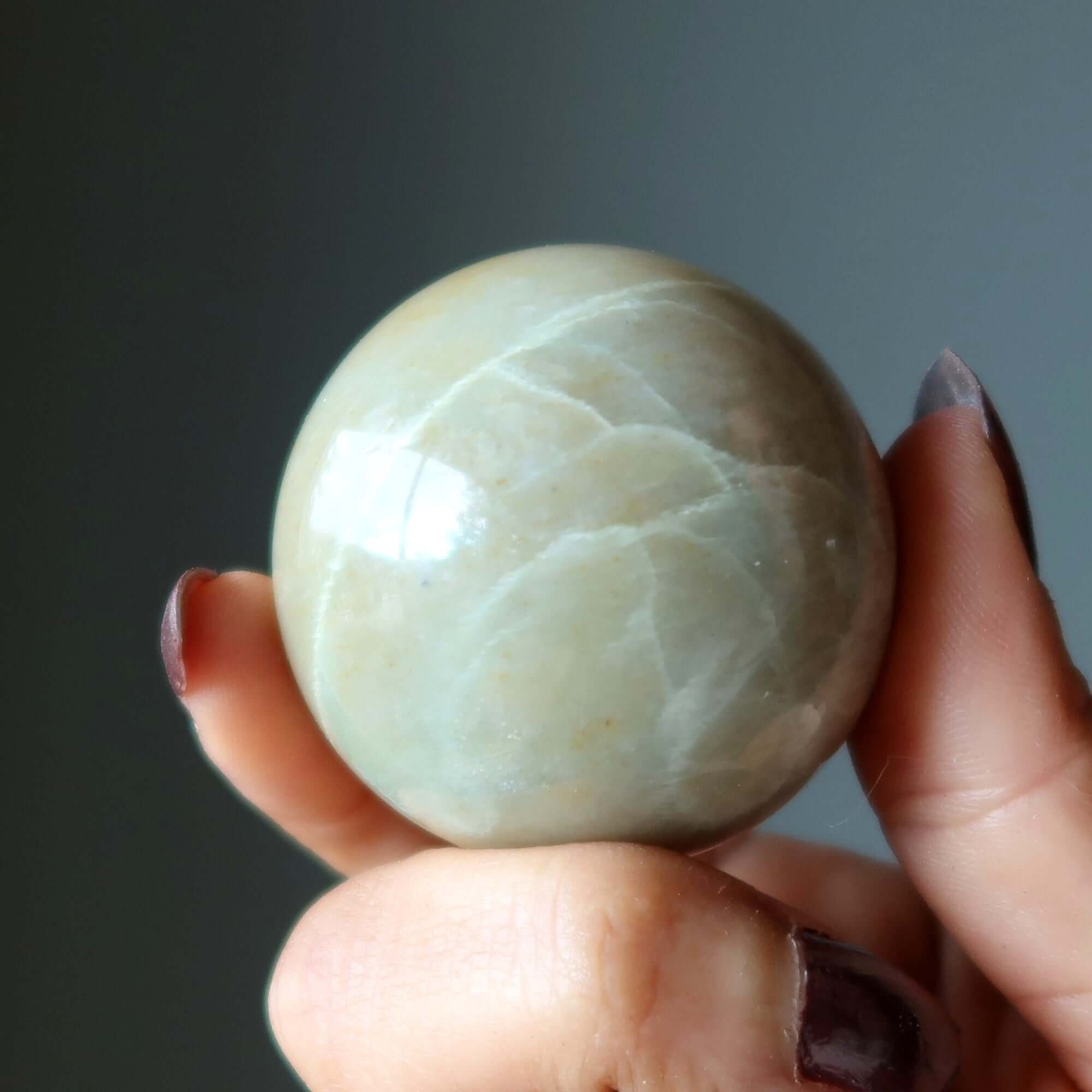 Sphère en pierre de lune crème, boule de cristal, guerrier blessé