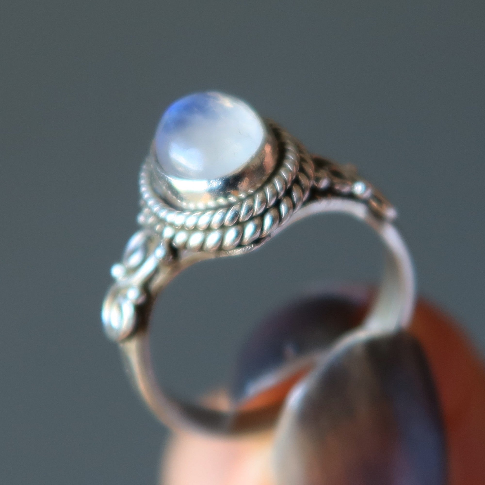 Regenbogen-Mondstein-Ring Göttin Diana Sterlingsilber