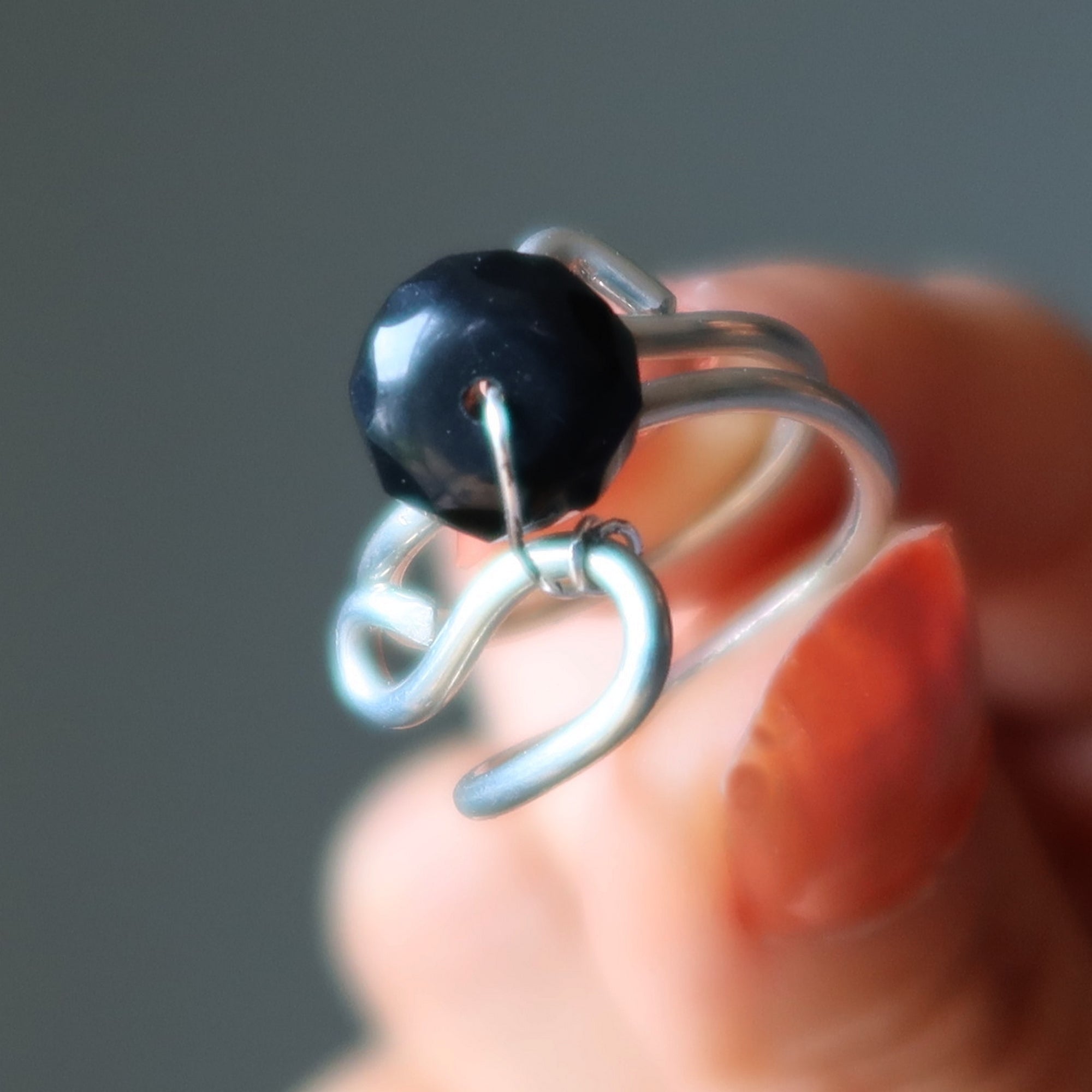 Schwarzer Obsidianring Anmutiger Schutzstein facettiert Größe 5.5