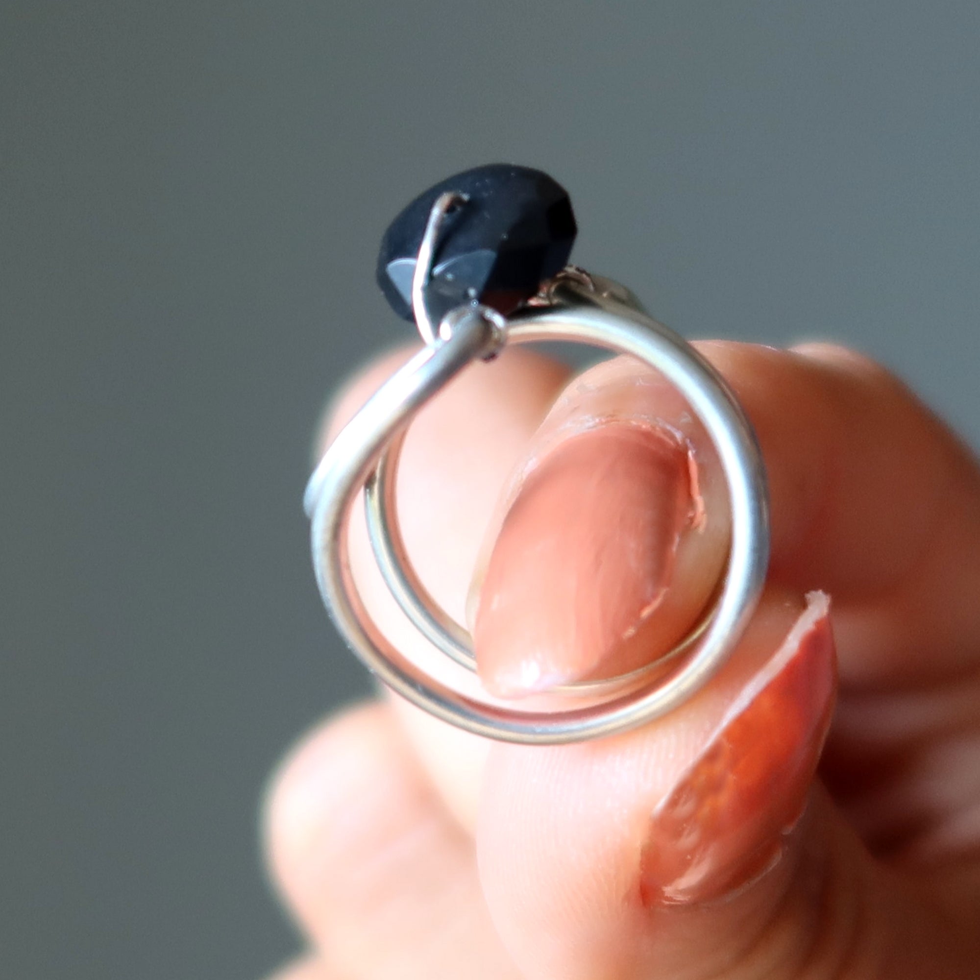 Schwarzer Obsidianring Anmutiger Schutzstein facettiert Größe 5.5