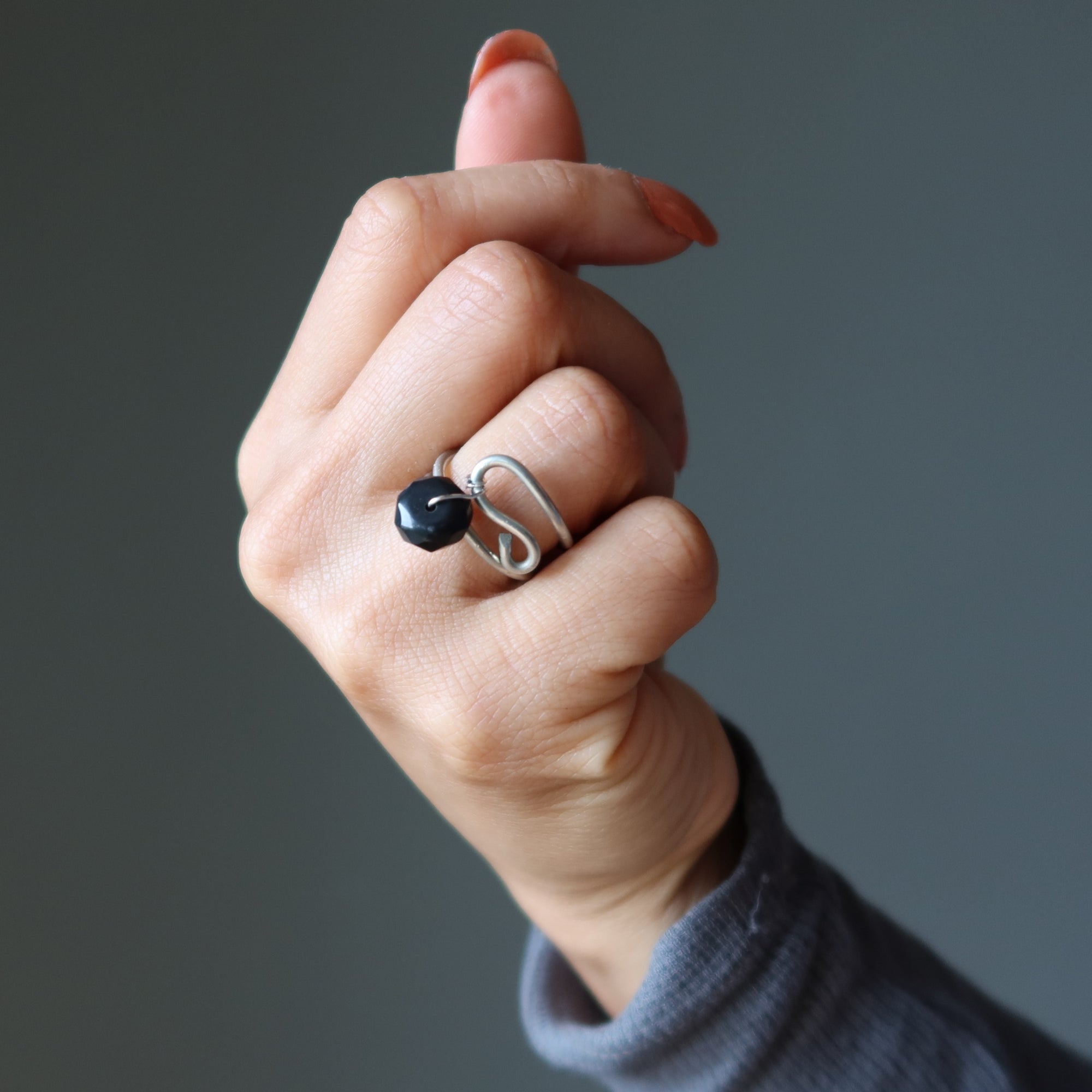 Schwarzer Obsidianring Anmutiger Schutzstein facettiert Größe 5.5