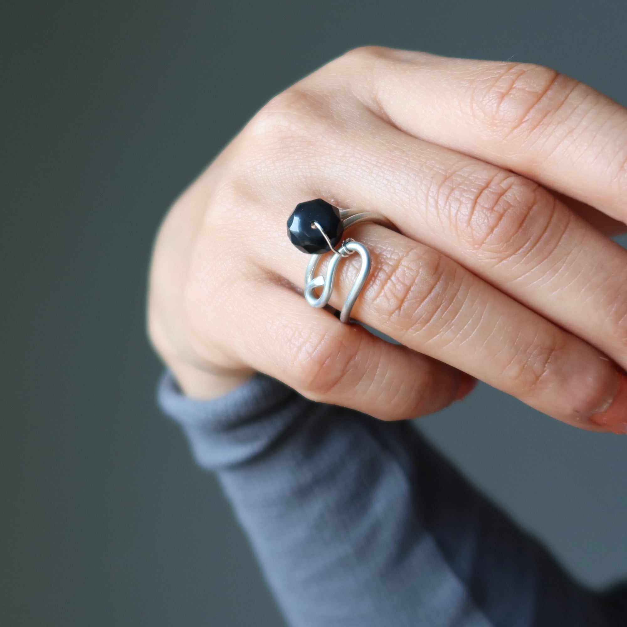 Schwarzer Obsidianring Anmutiger Schutzstein facettiert Größe 5.5