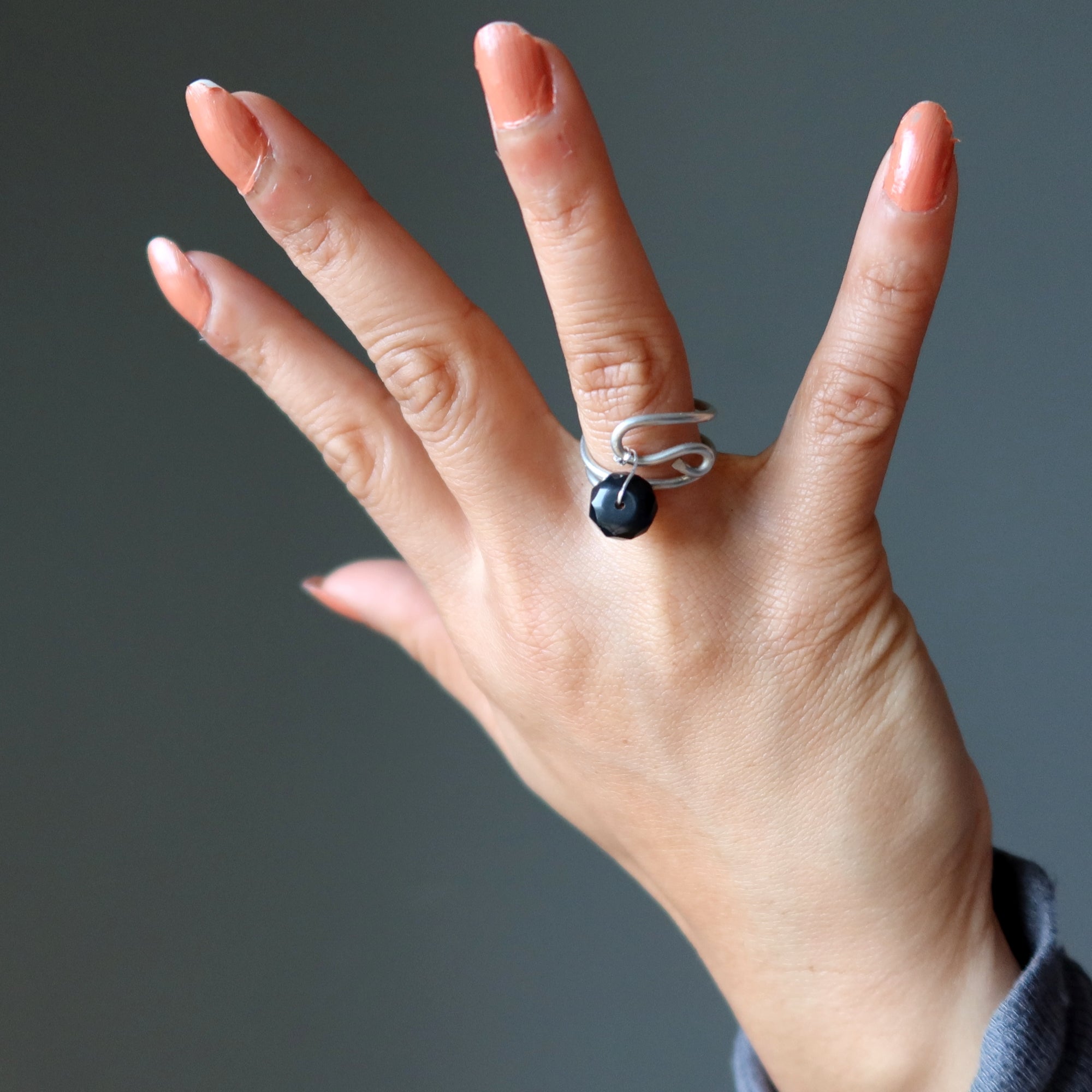 Schwarzer Obsidianring Anmutiger Schutzstein facettiert Größe 5.5