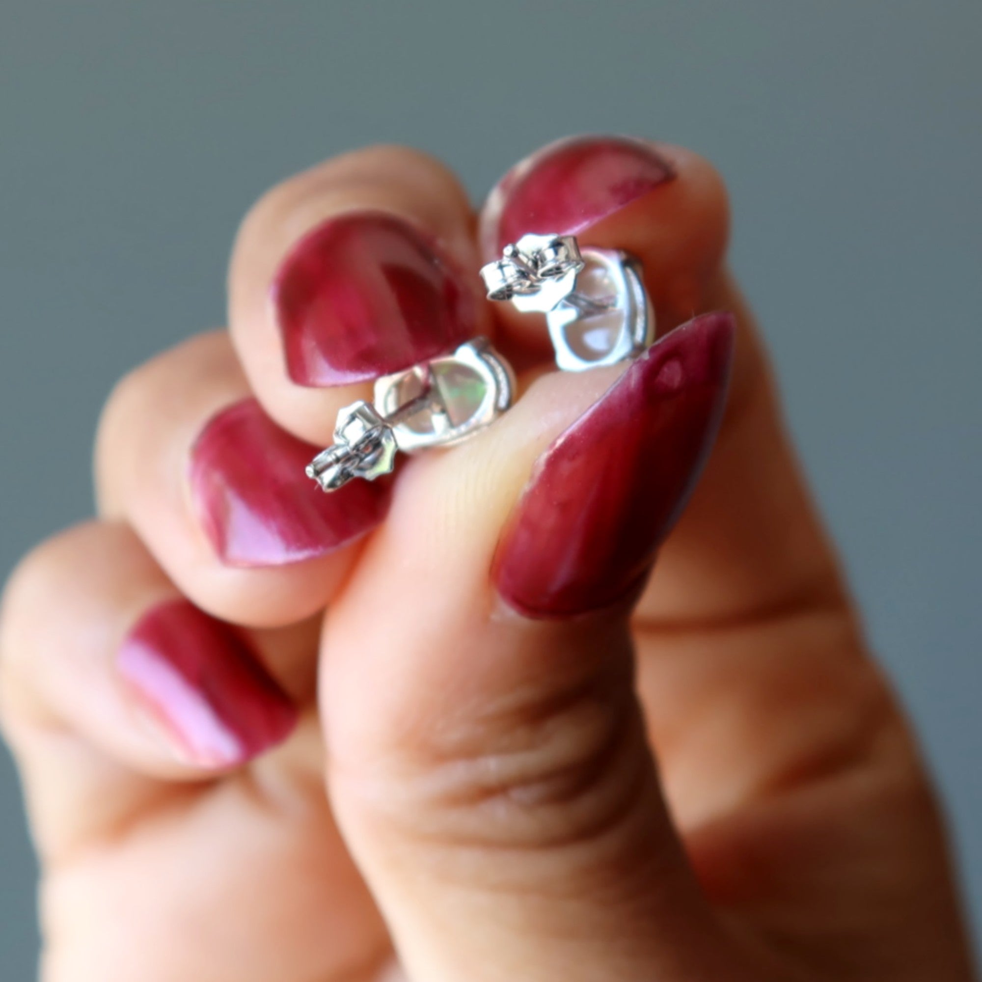 Boucles d'oreilles opale clous arc-en-ciel blancs argent sterling