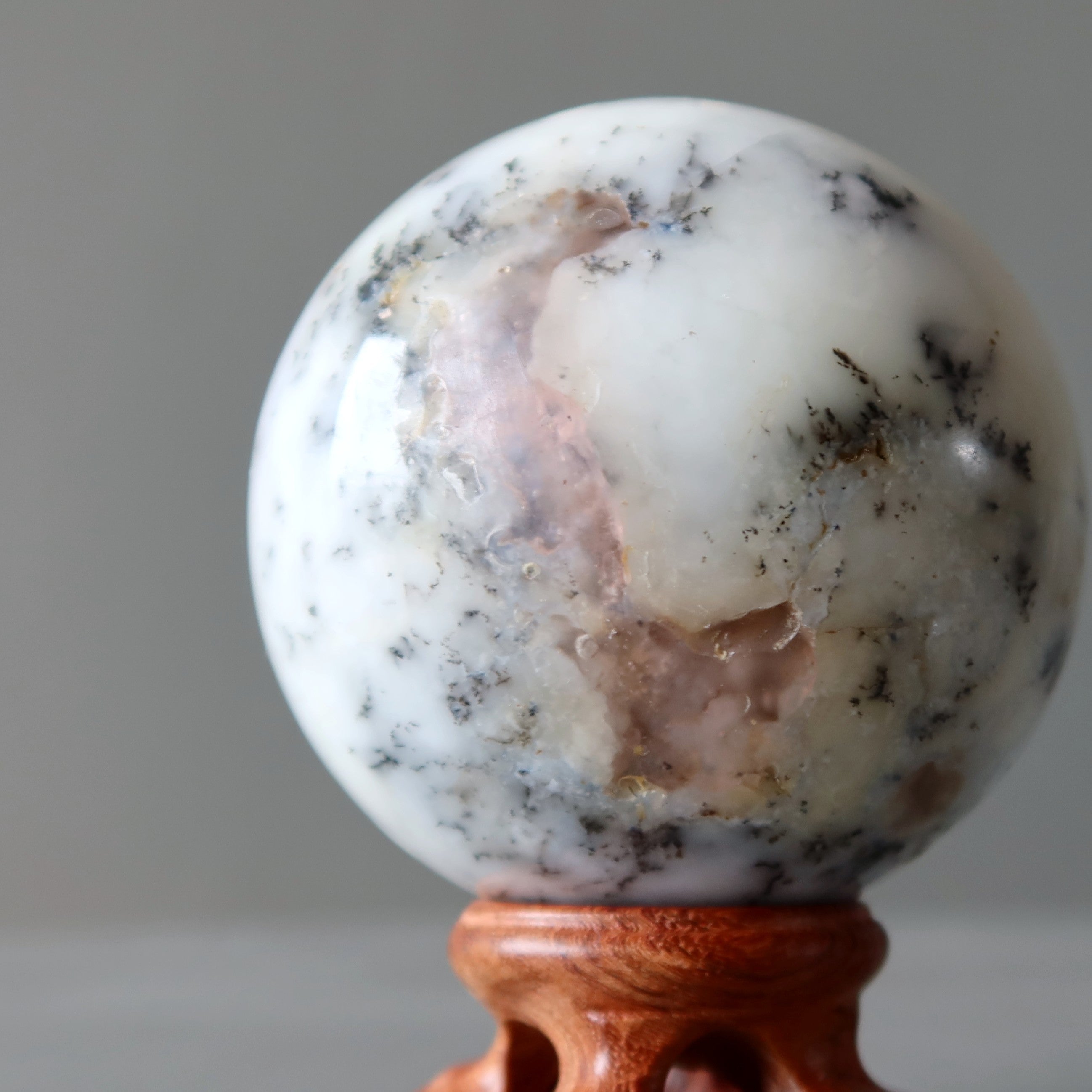 Sphère d'opale blanche dendritique Envoûtante boule de cristal merlinite