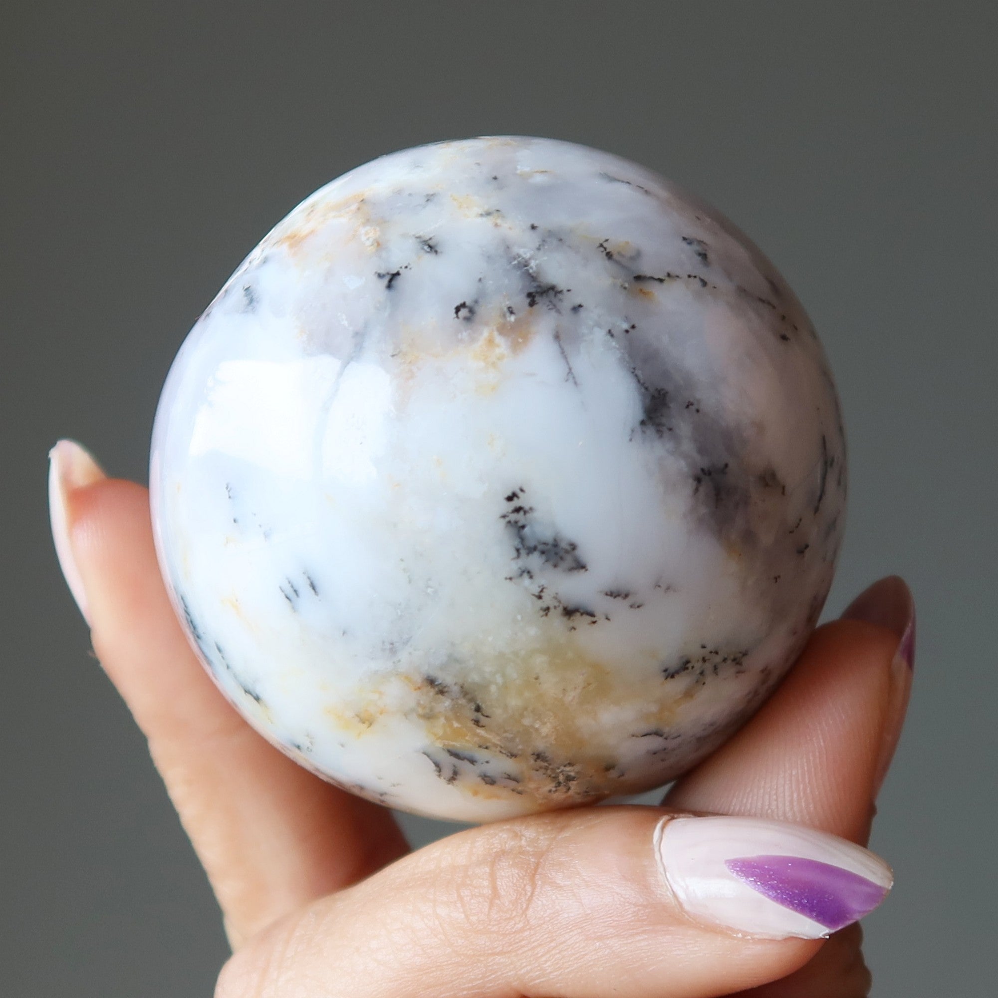 Sphère d'opale blanche dendritique Envoûtante boule de cristal merlinite