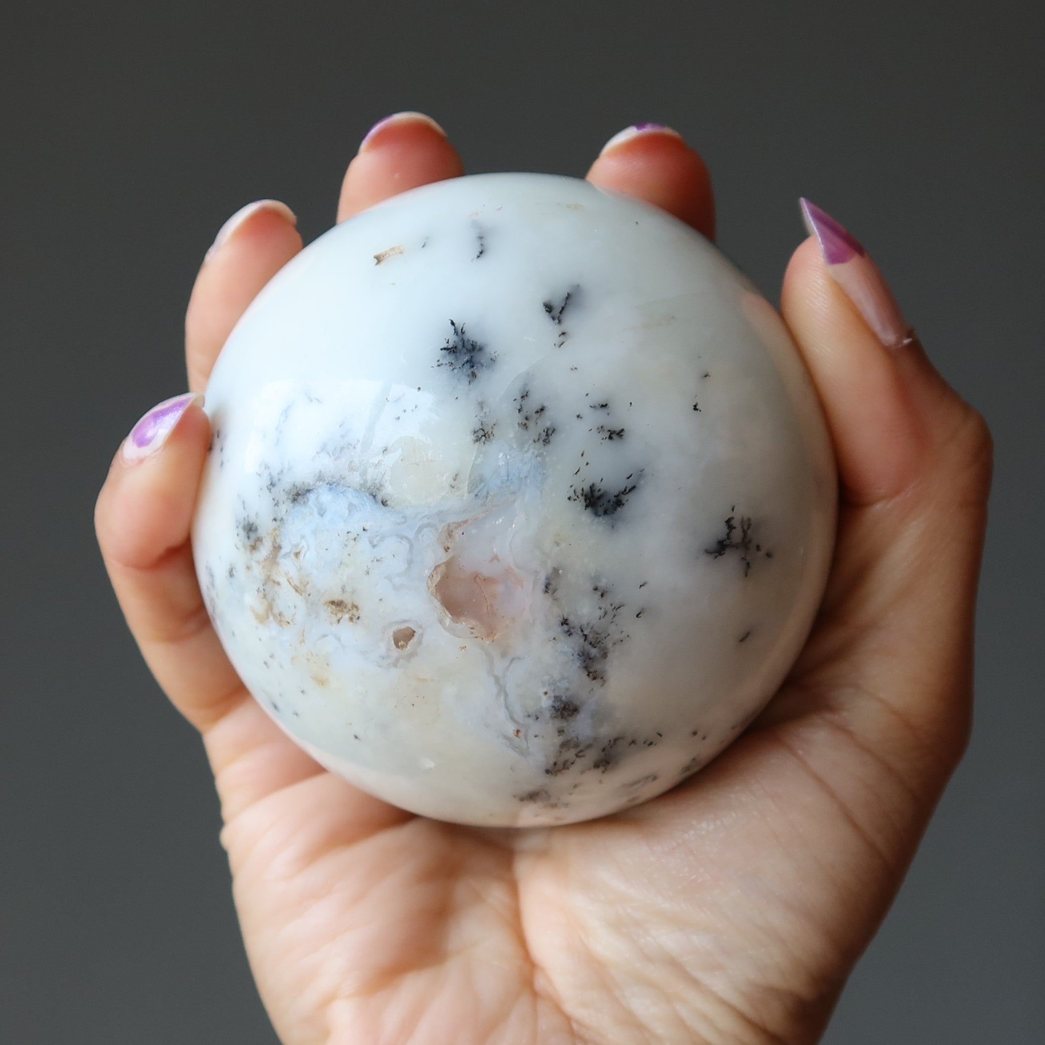 Sphère d'opale blanche dendritique Envoûtante boule de cristal merlinite