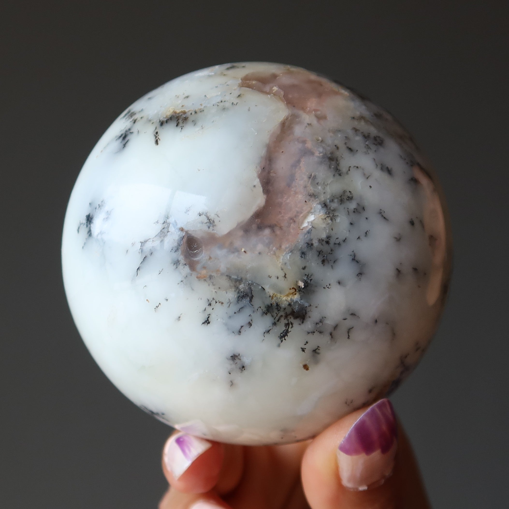 Sphère d'opale blanche dendritique Envoûtante boule de cristal merlinite