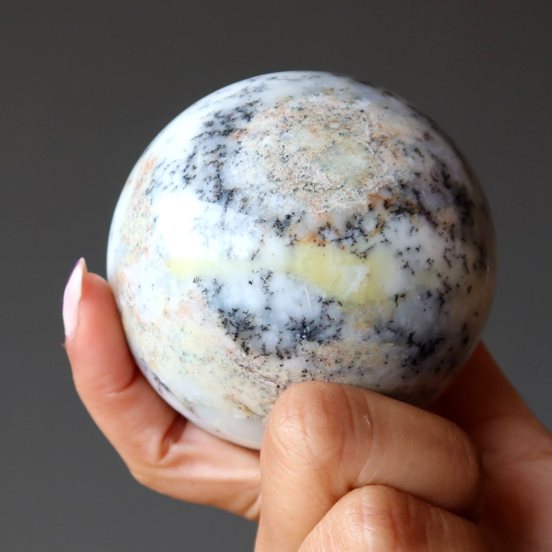 Sphère d'opale blanche dendritique Envoûtante boule de cristal merlinite