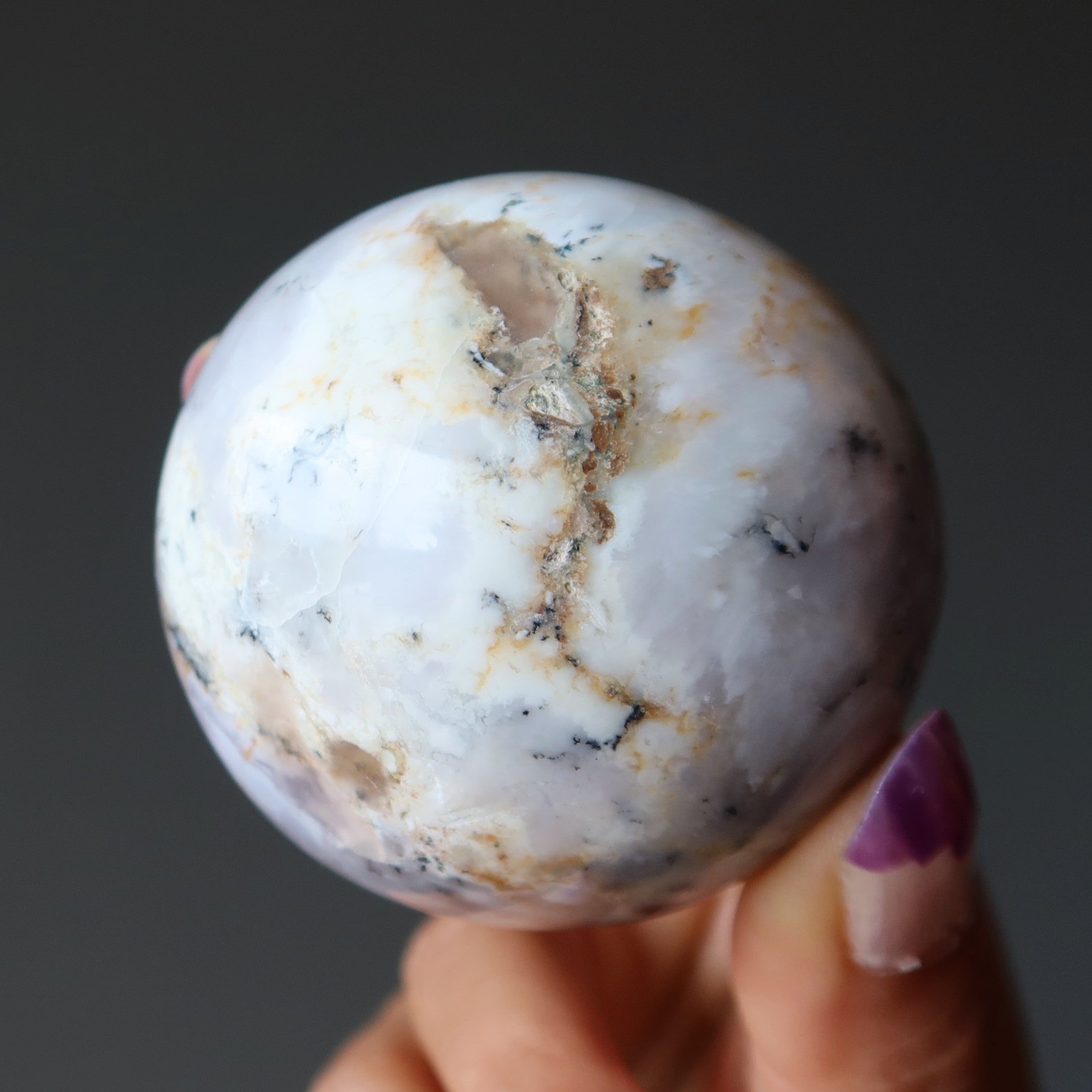 Sphère d'opale blanche dendritique Envoûtante boule de cristal merlinite
