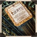 PATCHOULI-RÄUCHERSTÄBCHEN. Packung mit 20 Stäbchen. Einschichtige botanische Note. Für Geld, Manifestation, Kraft & Lust.